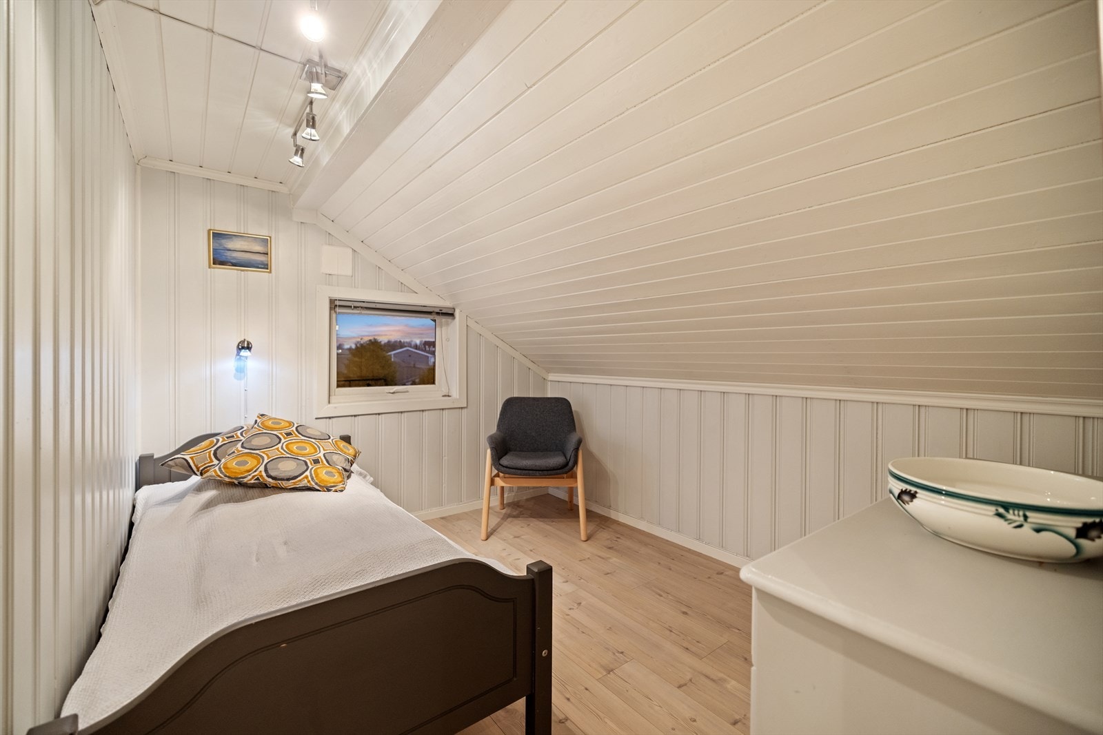 Soverommene er av god størrelse med plass til senger og tilhørende møblement. Galleribilde