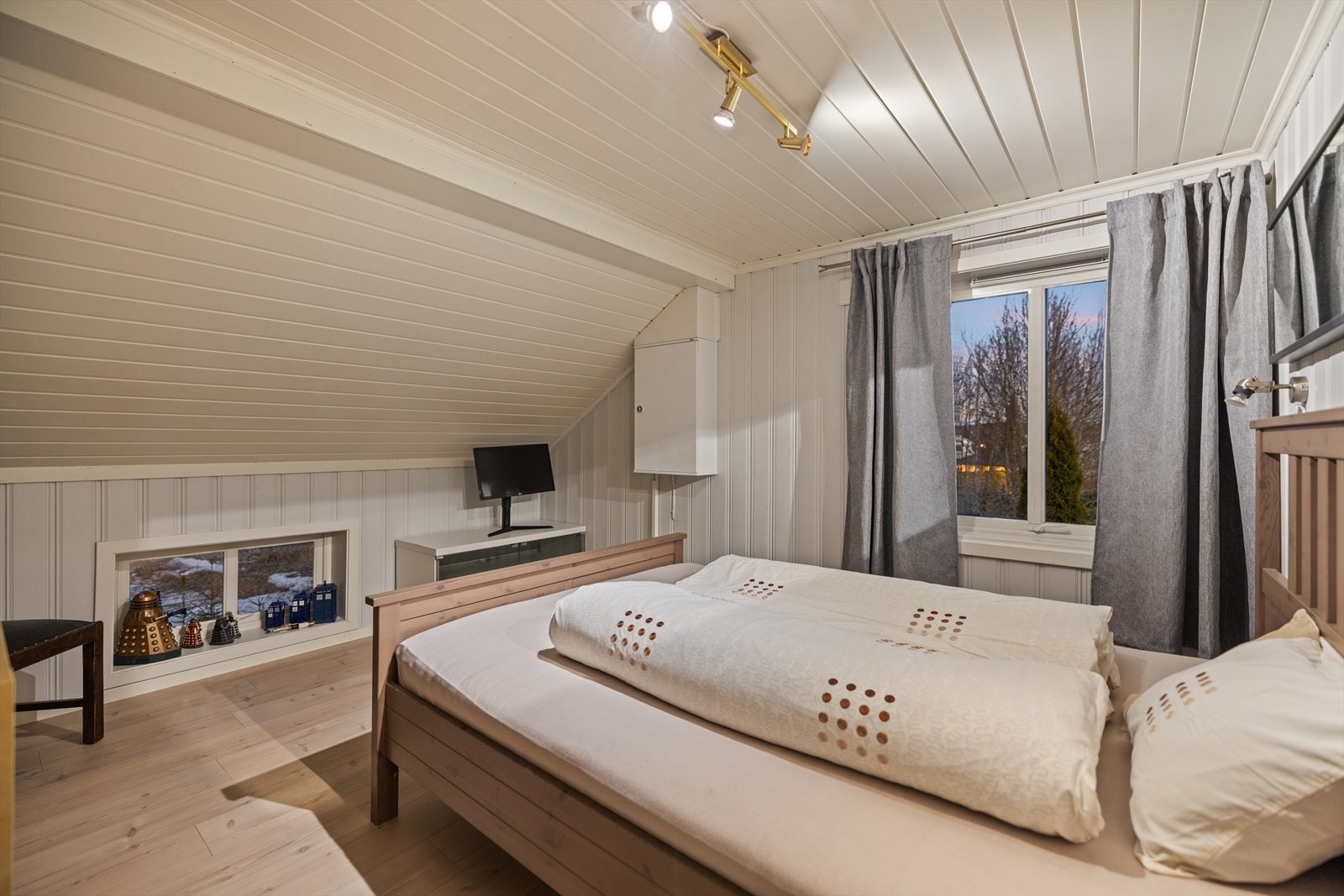 Videre inneholder boligen tre gode soverom, alle beliggende i 2. etasje. Galleribilde