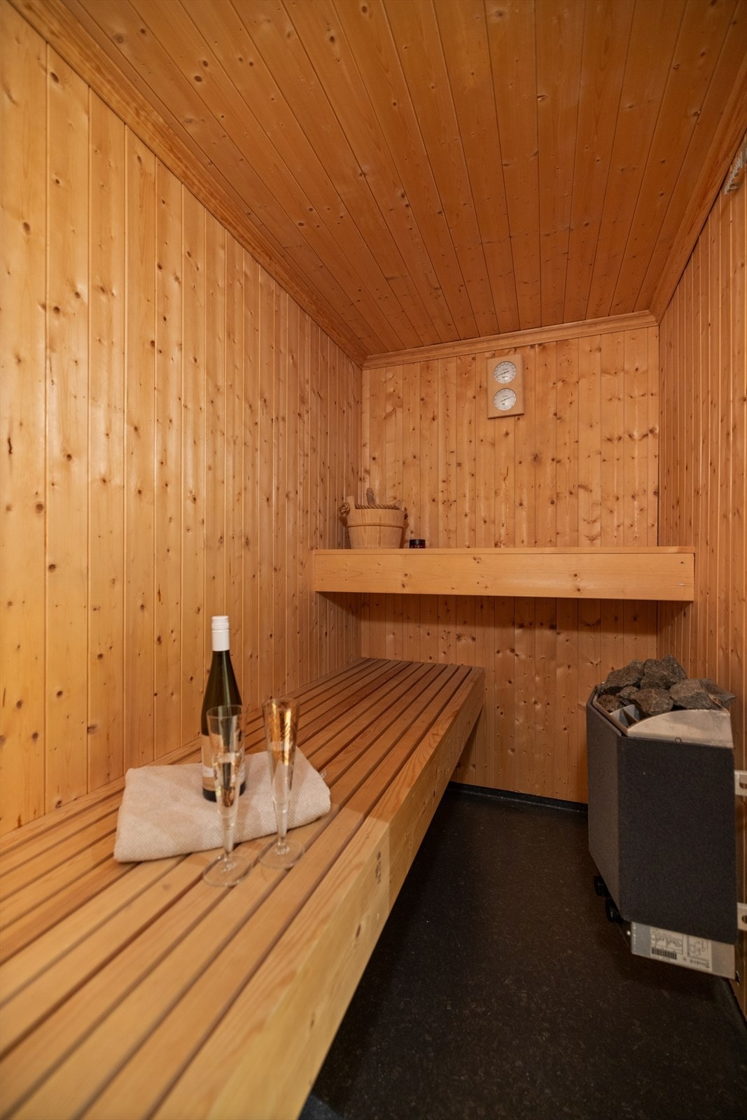 Badet har tilgang til badstue fra 2009, med benker og badstueovn av typen Tylø SM6. Galleribilde