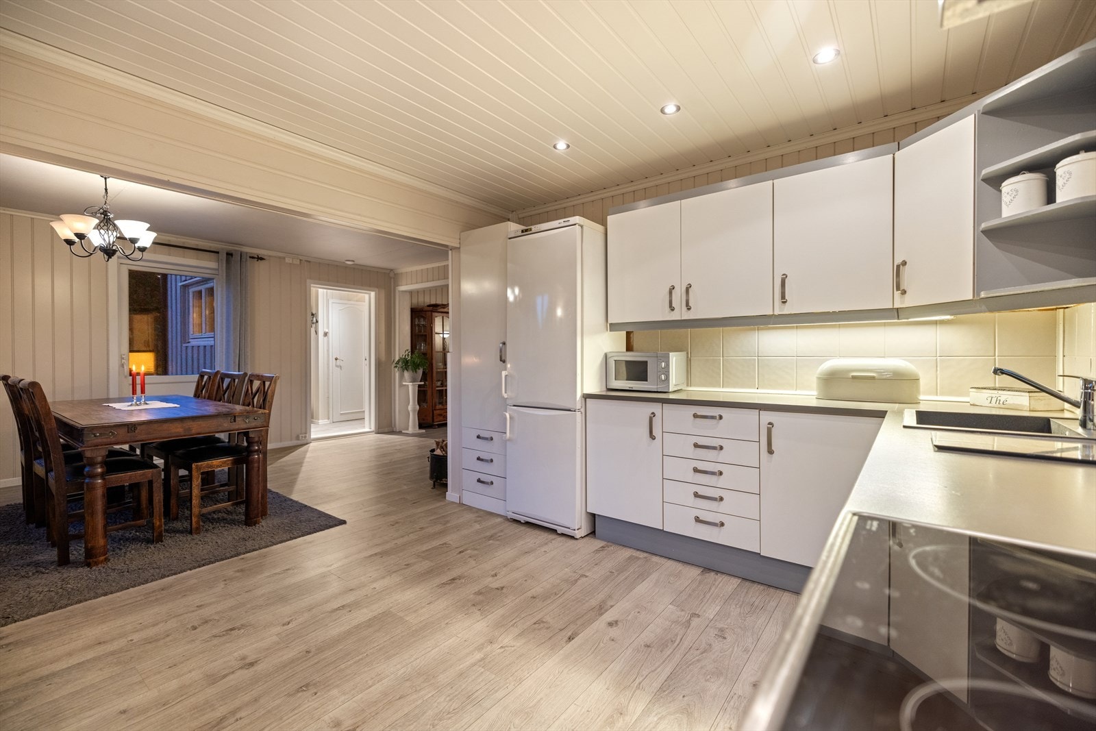 Kjøkkenet ligger i åpen løsning med spisestuen. Galleribilde