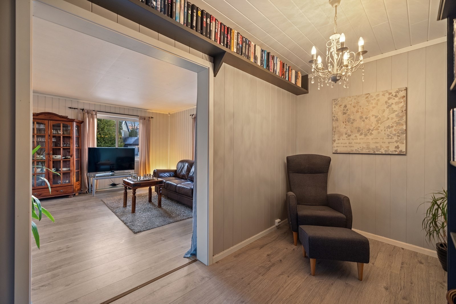 Videre inn fra entréen og gangen kommer du til den store og lyse stuen. Galleribilde