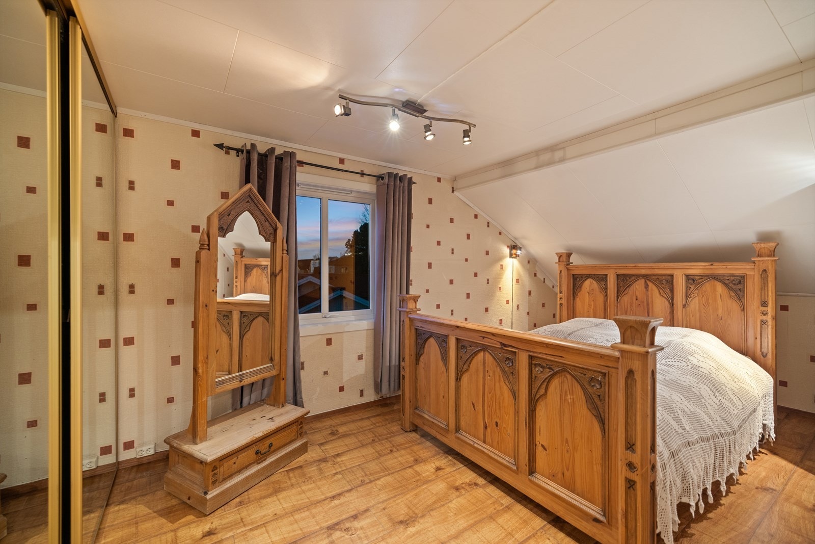 Det ene soverommet har skyvedørsgarderobe med speilfronter. Galleribilde