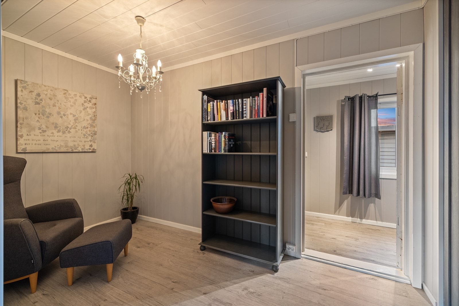 Videre inn er det en romslig gang med plass til oppbevaringsmøbler. Galleribilde