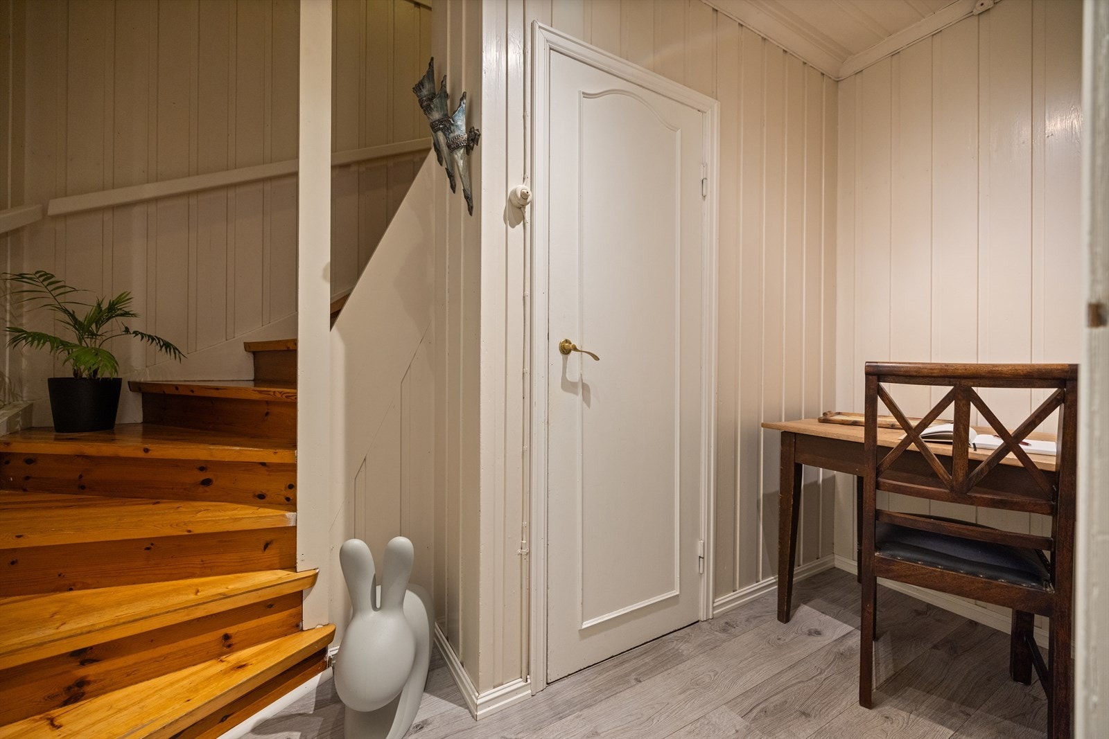 Innenfor døren blir du møtt av en lys entré med plass til å henge fra deg yttertøyet og sette fra deg skoene. Galleribilde