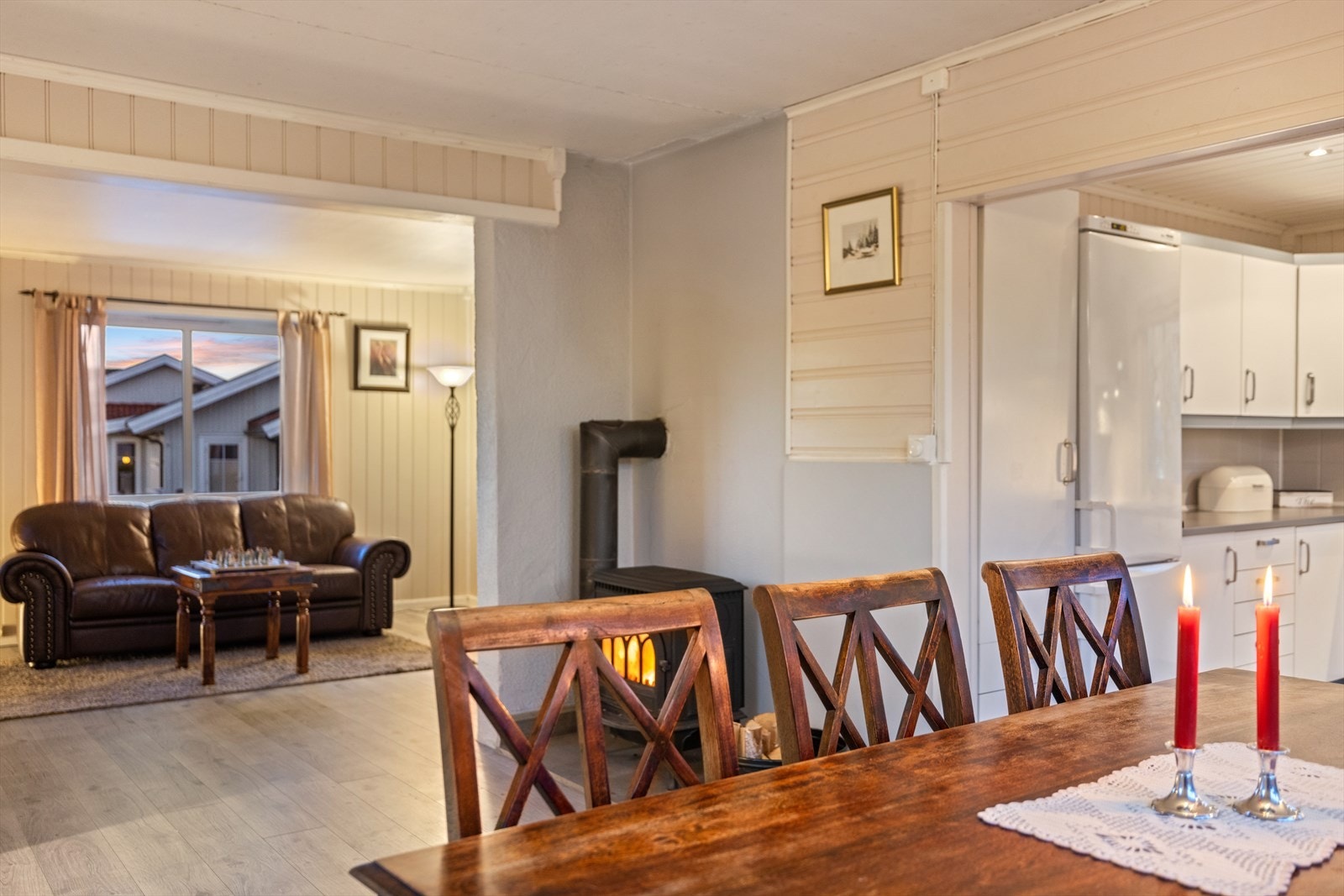 I sonen mellom stuen og kjøkkenet er det plass til en stor spisegruppe. Galleribilde