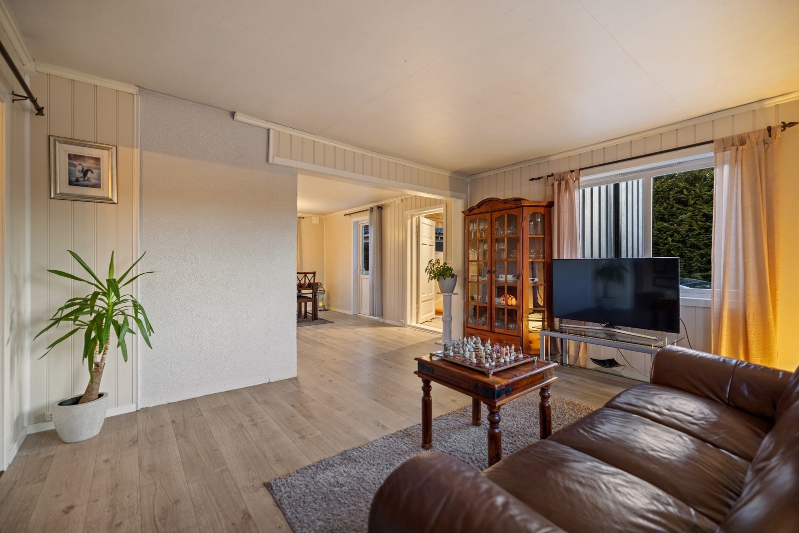 De mange vinduene slipper inn rikelig med naturlig lys i rommet. Galleribilde