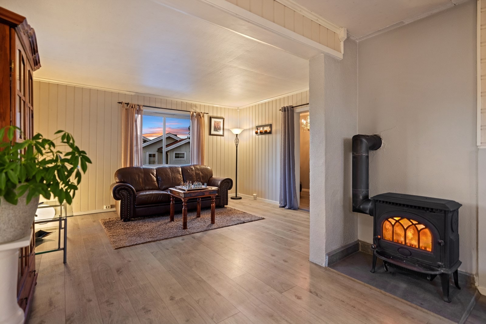 Stuen er inndelt i soner, med plass til sofagruppe, TV-møblement og spisestue. Galleribilde