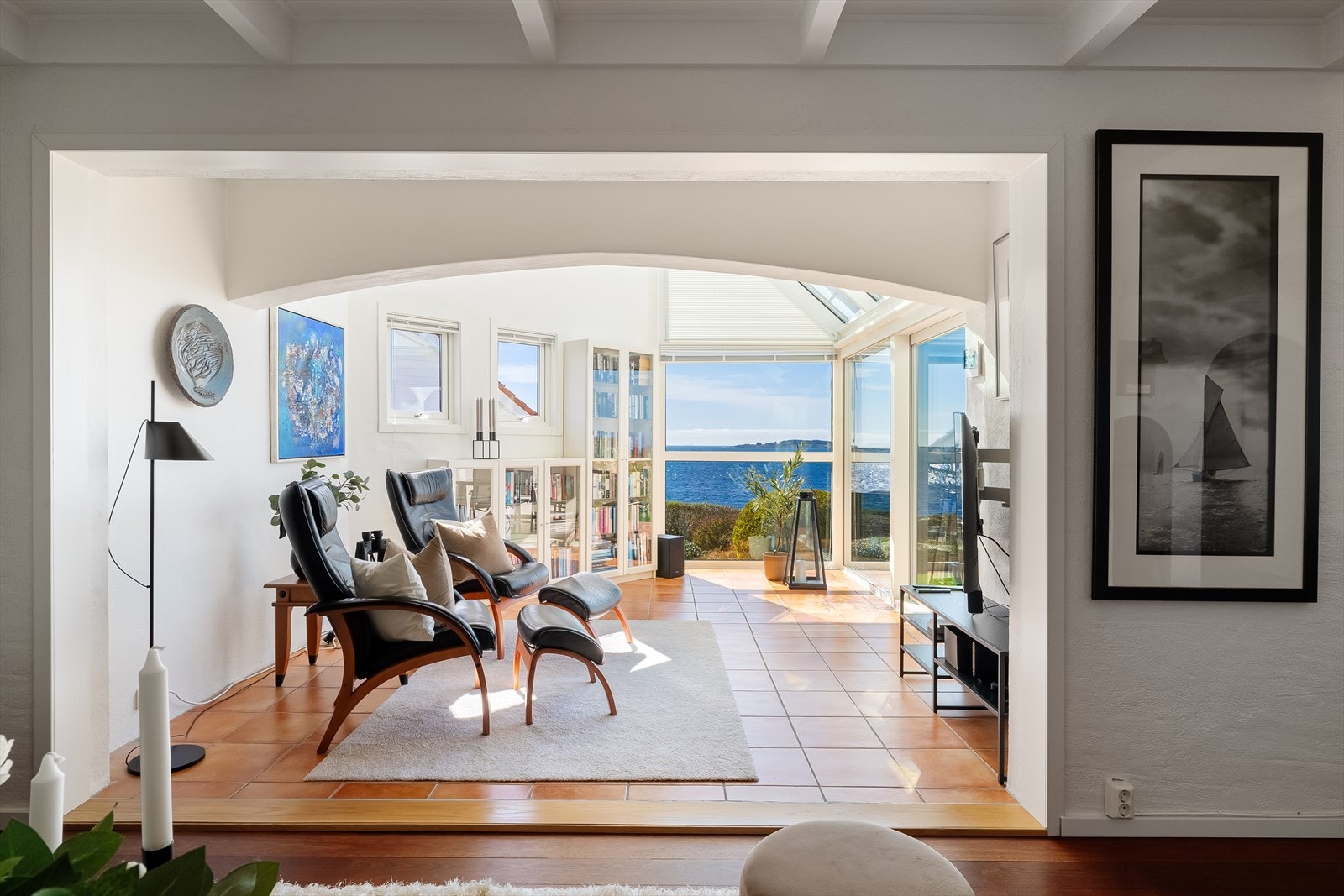 Hagestuen er et lyst og innbydende rom, med store takvinduer som slipper inn rikelig med dagslys, noe som gjør rommet til et naturlig samlingspunkt Galleribilde