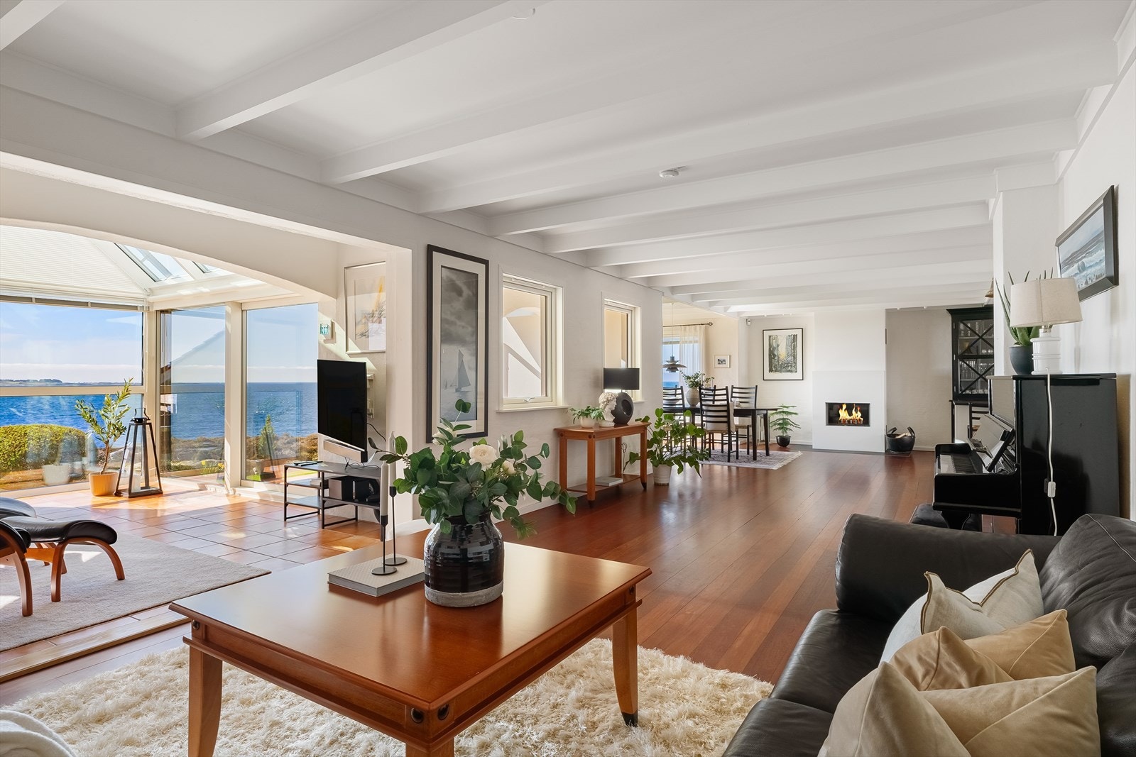 Stor og åpen stue med mange muligheter for møblering Galleribilde