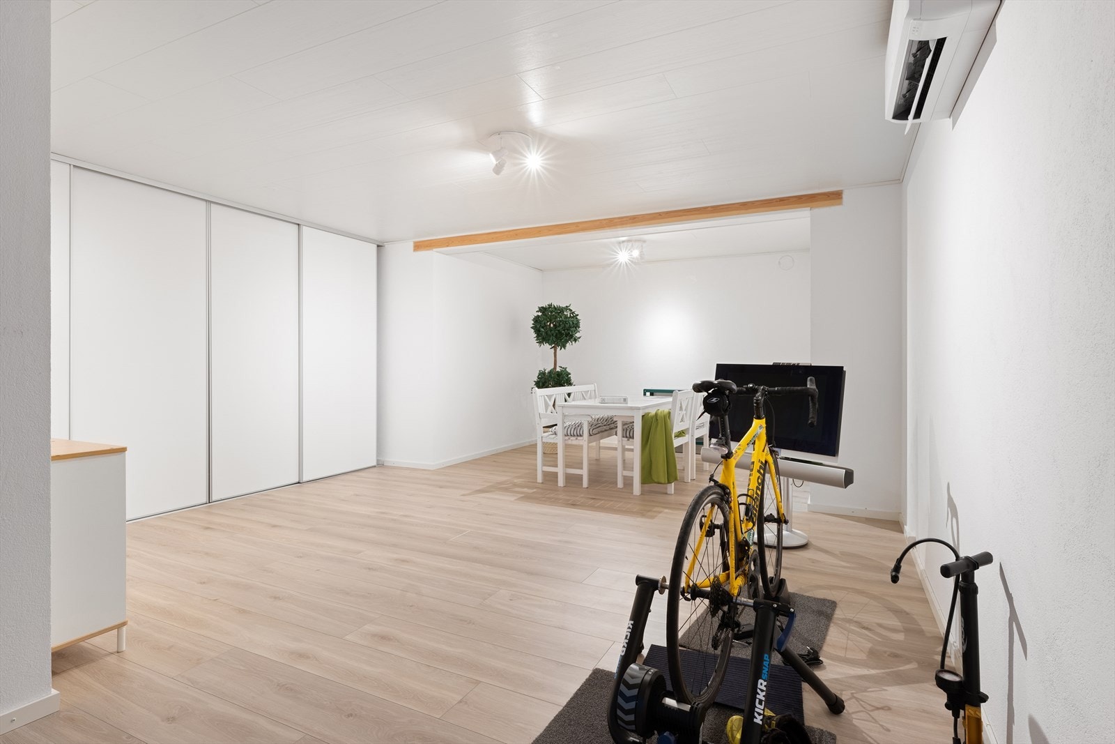 Boligen har et stort hobbyrom i kjeller med lyse vegger og laminat på gulv. Dette rommet kan brukes til alt fra kino rom til treningsrom Galleribilde