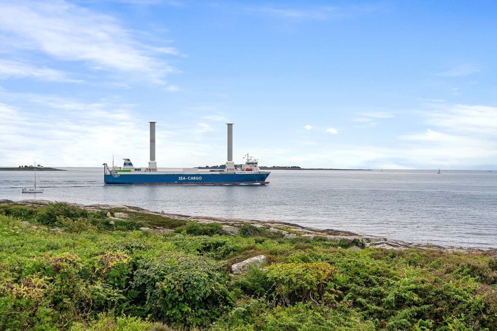 Eiendommen ligger ideelt til for deg som ønsker å nyte kystens aktiviteter, som båtliv, fiske eller bare avslappende spaserturer ved vannet.v Galleribilde