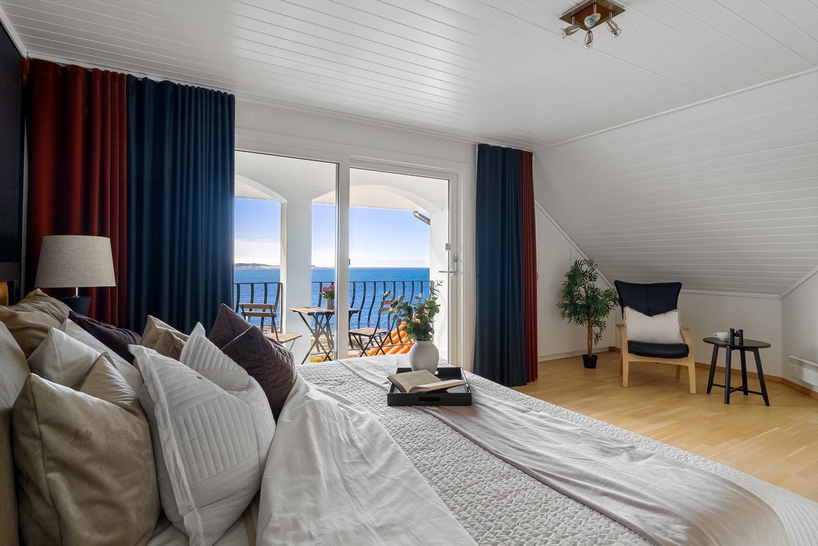 Hovedsoverommet i 2. etasje er romslig og har tilgang til en overbygget balkong med utrolig utsikt Galleribilde