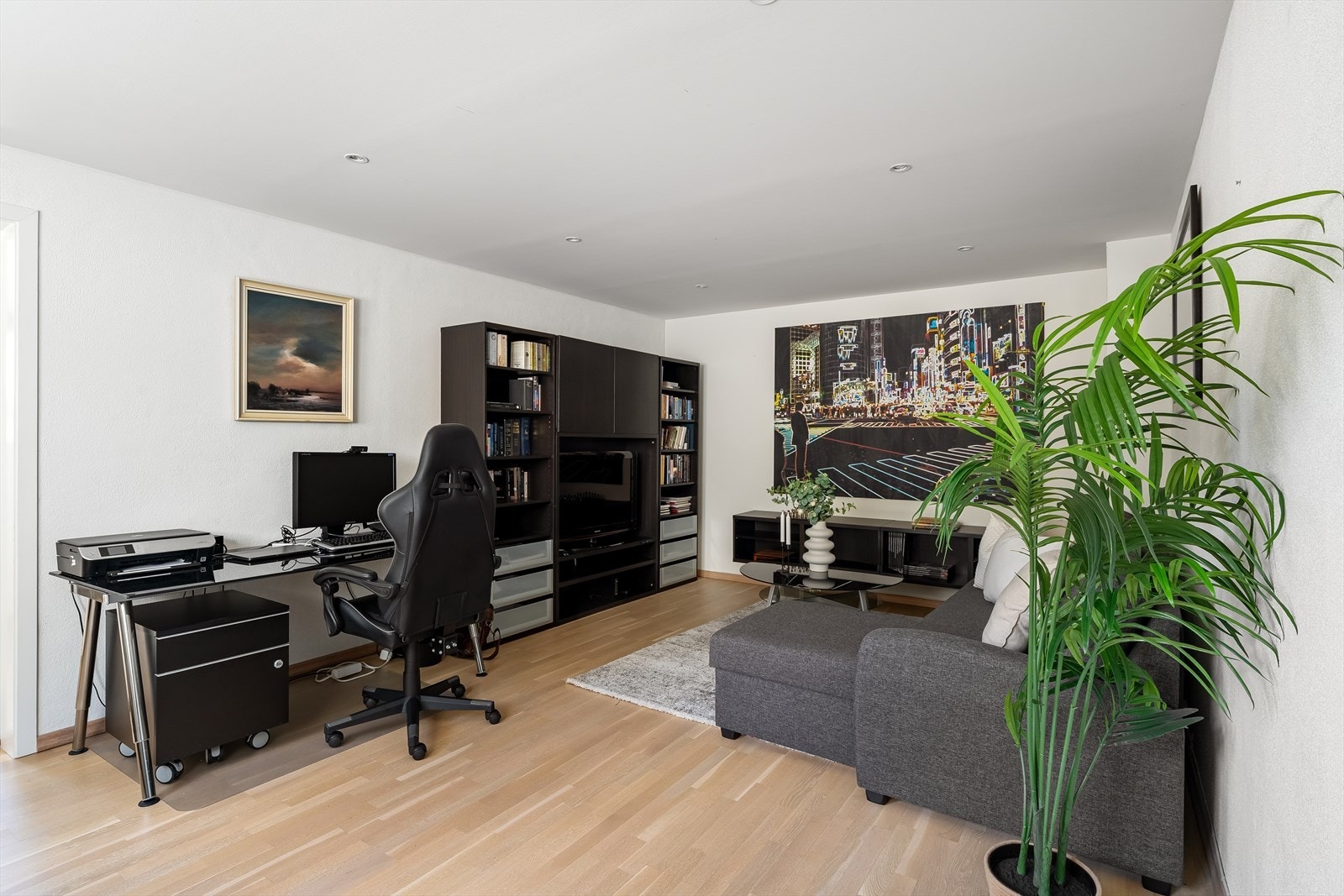 Stue med lyse vegger og spotter i tak Galleribilde