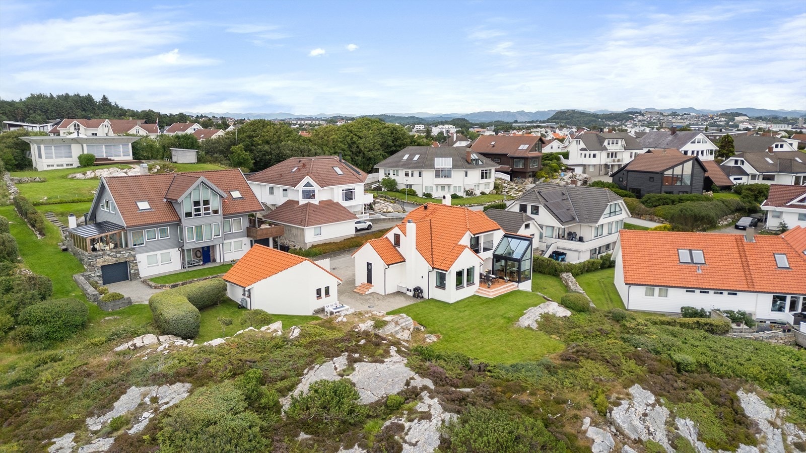 Boligen ligger i første rekke mot havet, samt er i enden av en blindgate uten gjennomgangstrafikk. Galleribilde