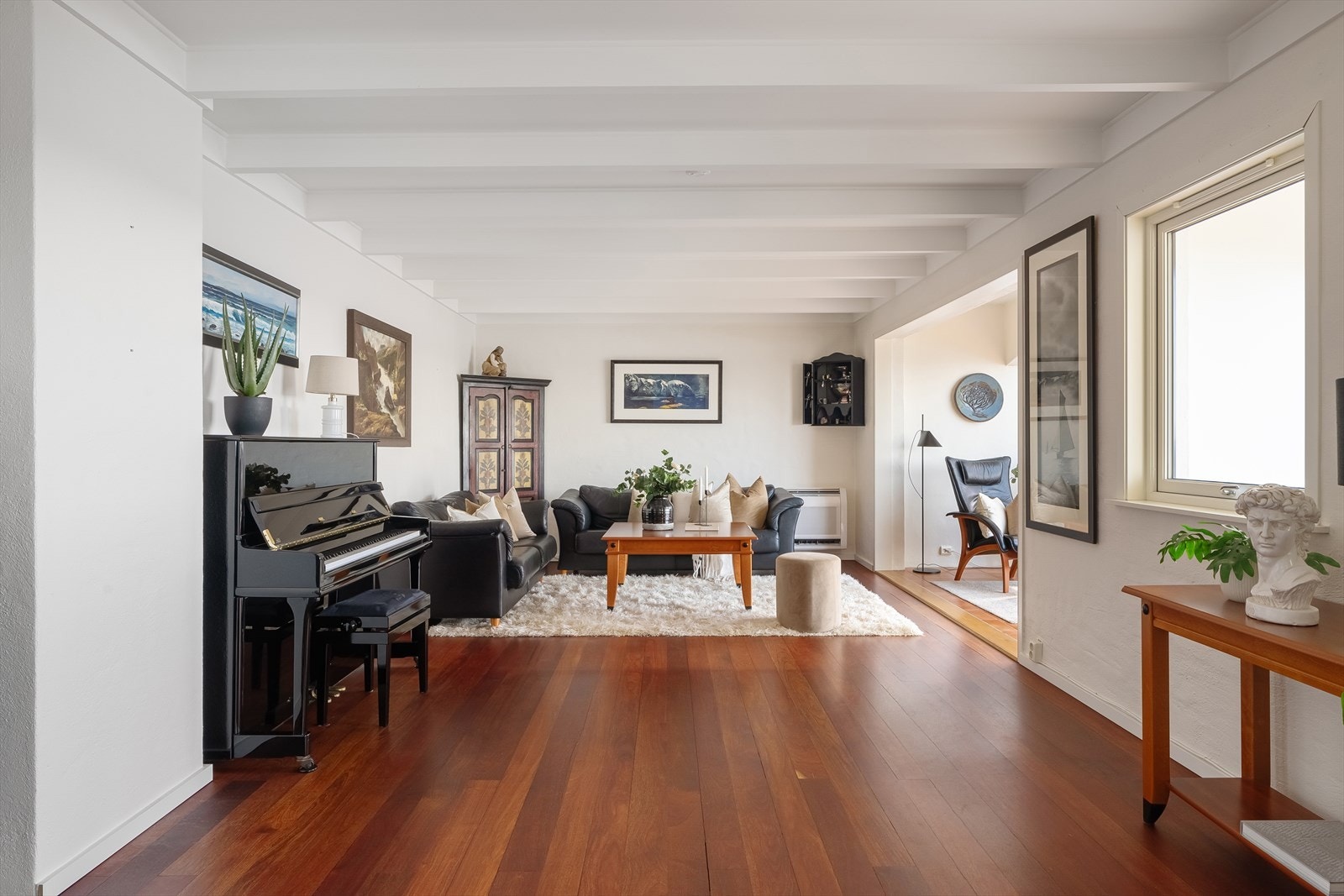 Stuen har god plass til flere sittegrupper og inviterer til både avslapning og sosiale sammenkomster. Galleribilde