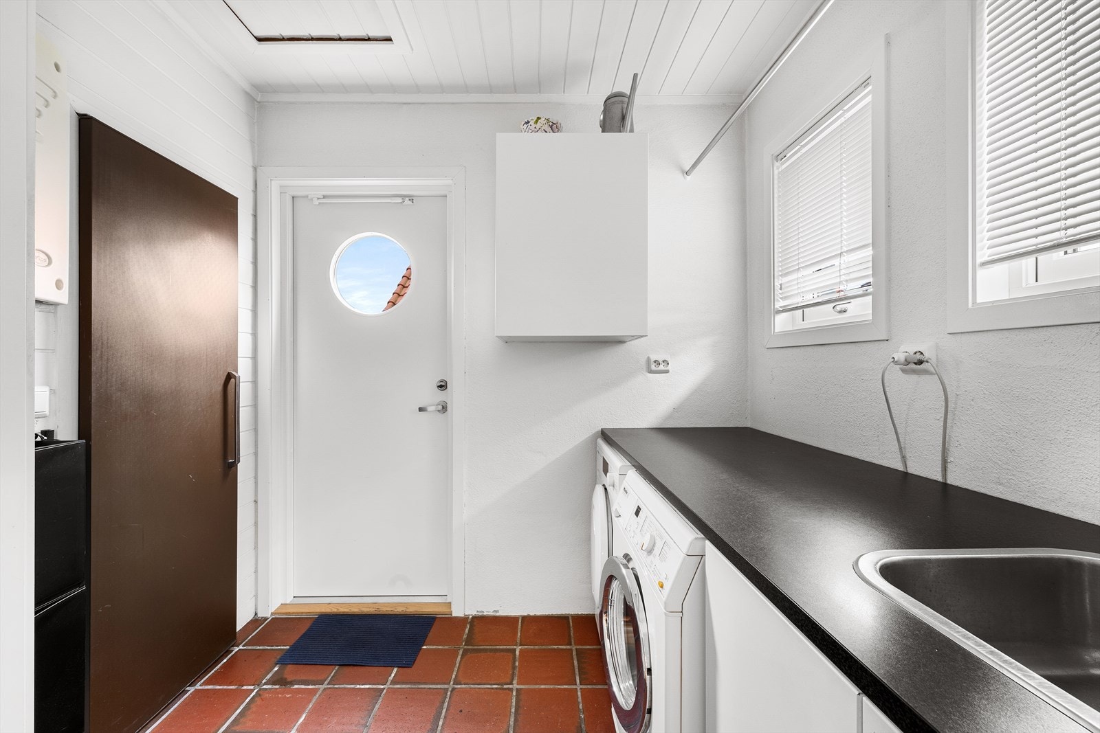 Vaskerommet i hovedetasjen er enkelt og praktisk, med innredning, skyllekar og opplegg for vaskemaskin og tørketrommel. I tilknytning til vaskerommet finner man et kjølerom, som har ny motor fra 2011 og gjennomgikk service i 2024 Galleribilde