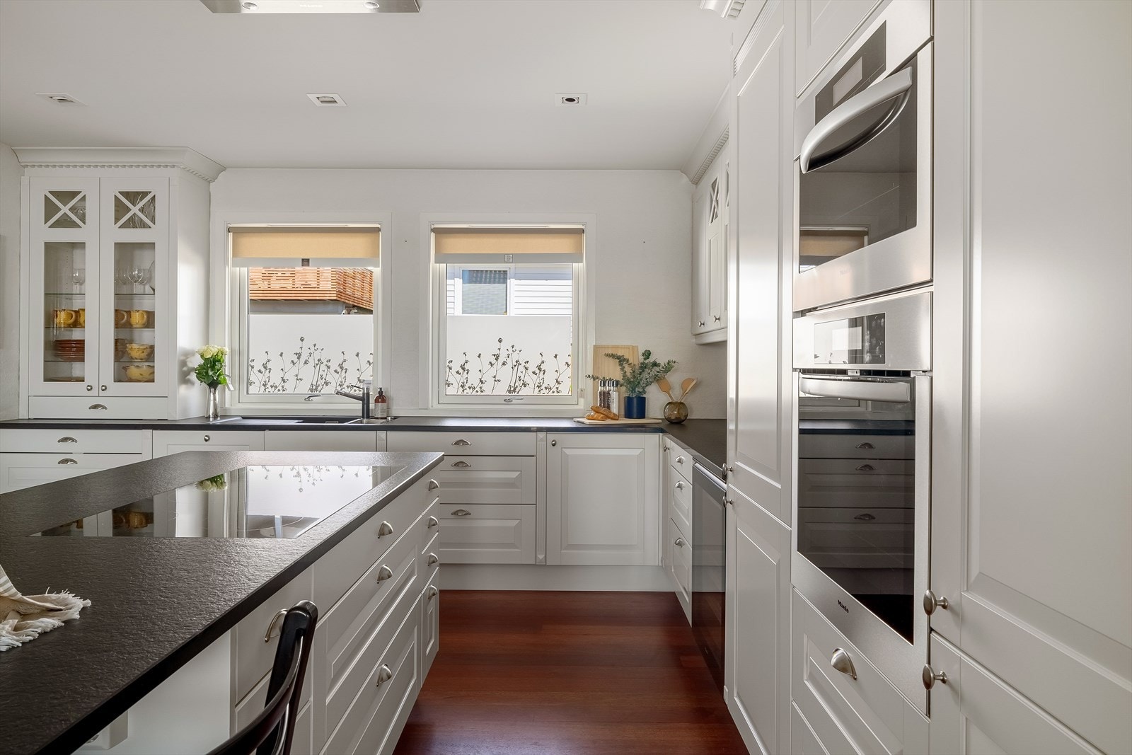 Hvitevarer som kjøleskap, oppvaskmaskin, dampovn, vinskap og stekeovn er inkludert. Galleribilde