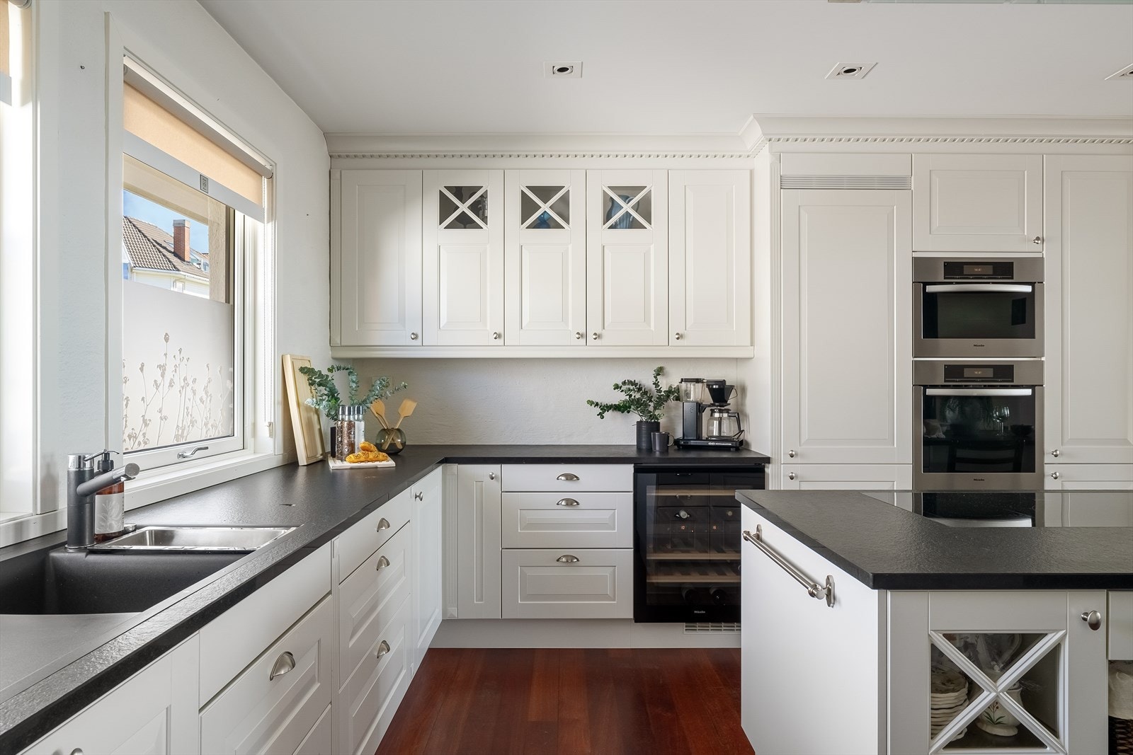 Her finnes det godt med skap- og benkeplass, samt en stor kjøkkenøy med platetopp og mulighet for sitteplasser. Galleribilde