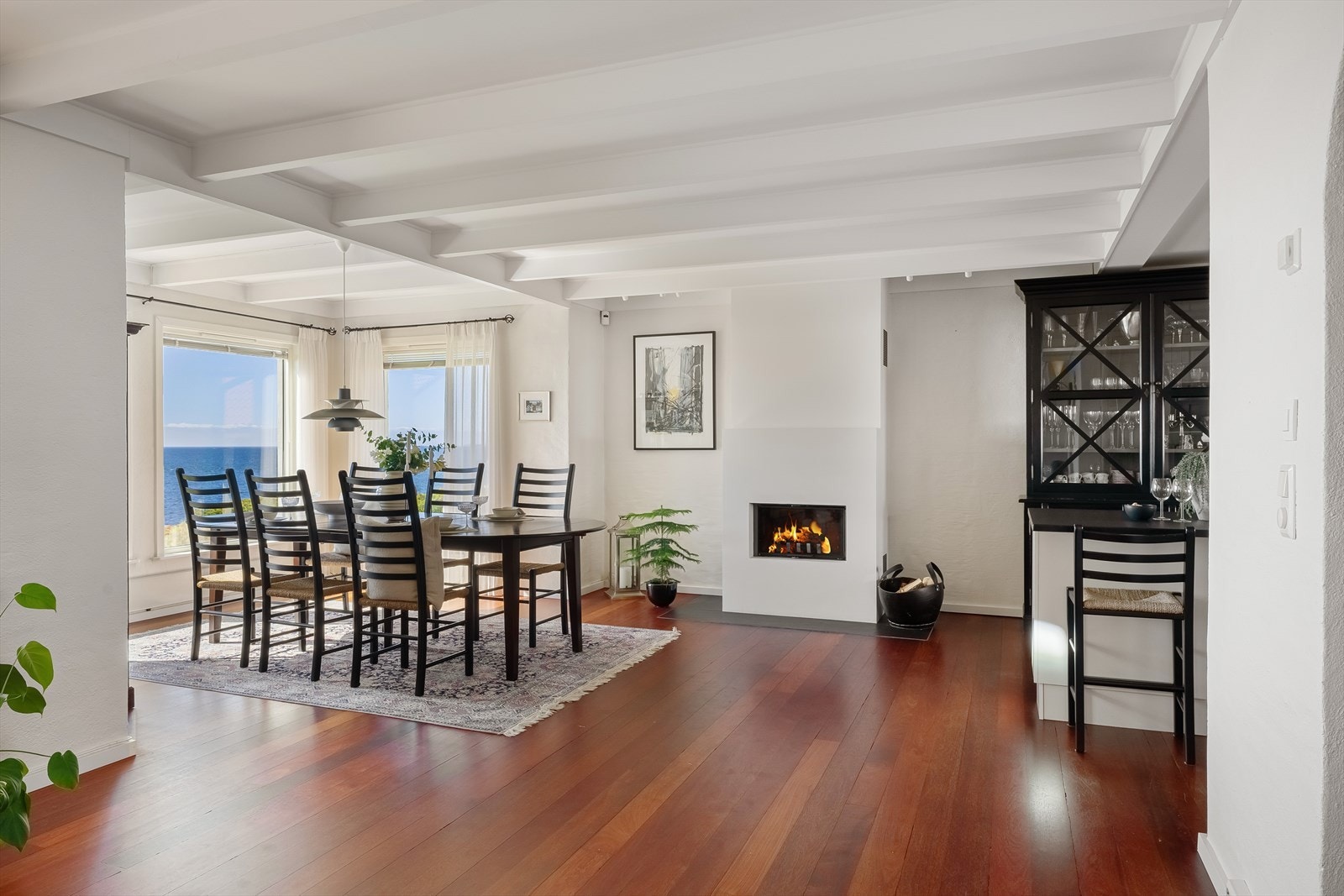 Spisestuen som er en del av kjøkkenrommet, gir plass til en stor spisegruppe og nyter fantastisk sjøutsikt takket være store vindusflater. Galleribilde