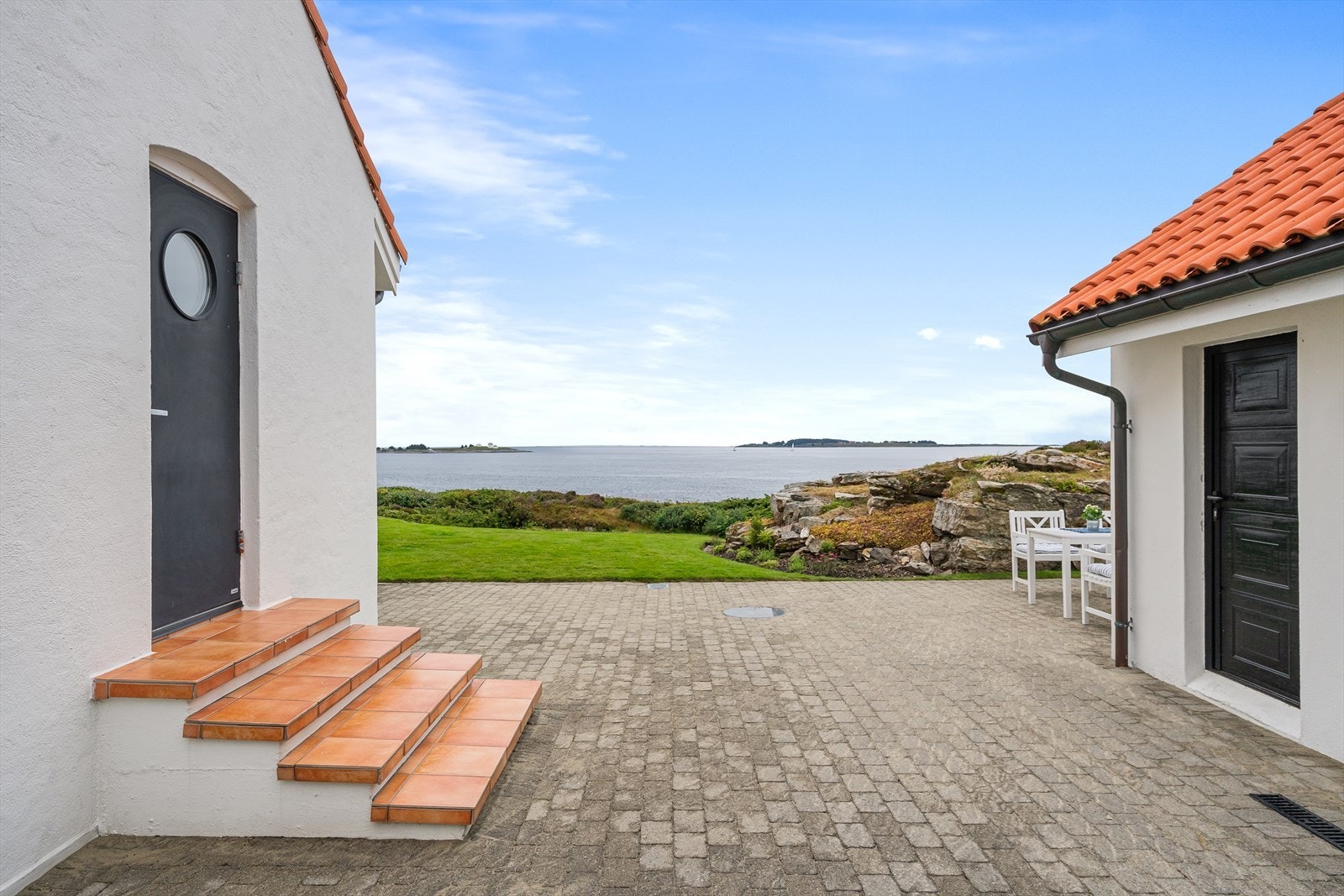 Fra garasje har man lett tilkomst til vaskerom. Galleribilde