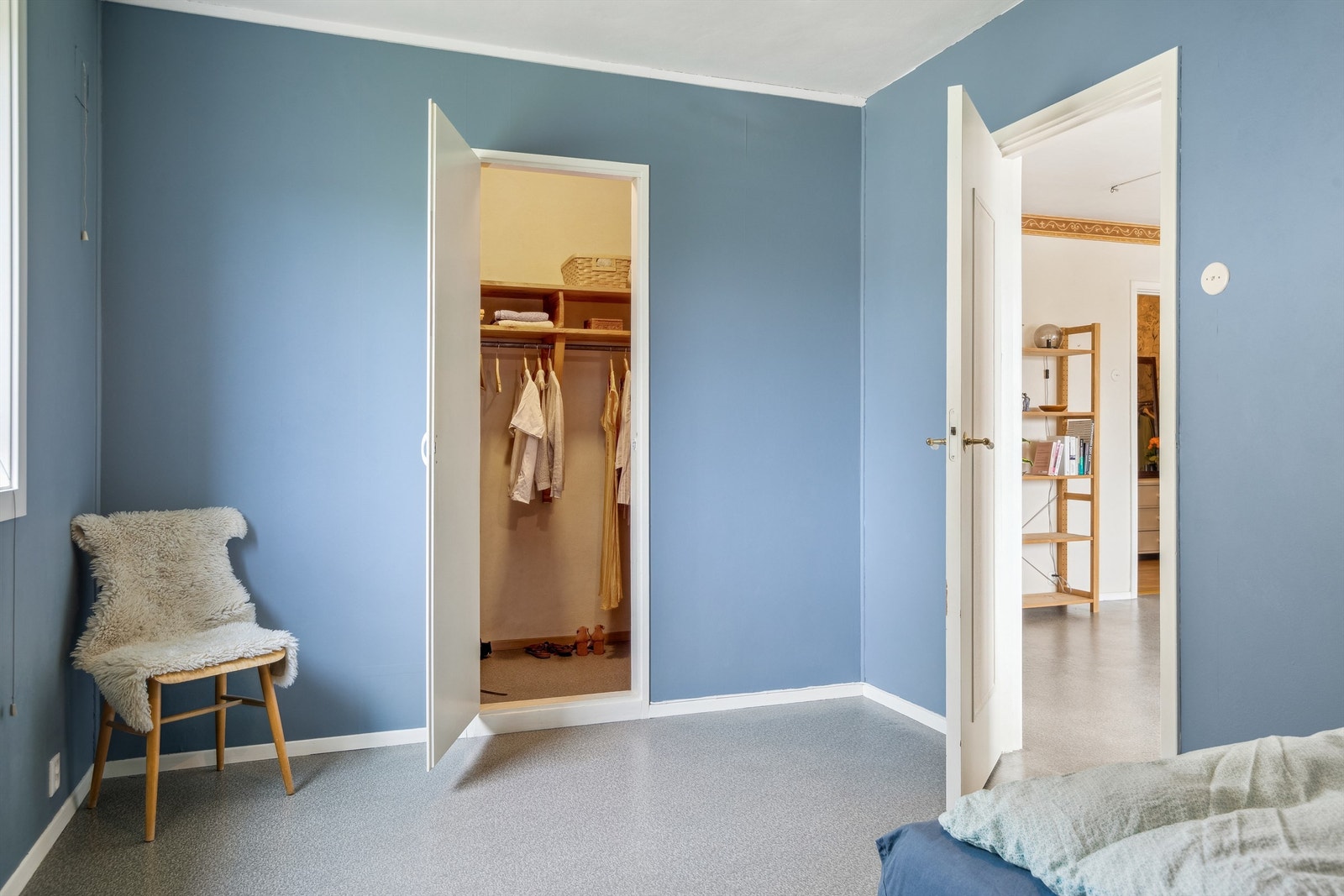 Soverom med eget garderoberom. Galleribilde