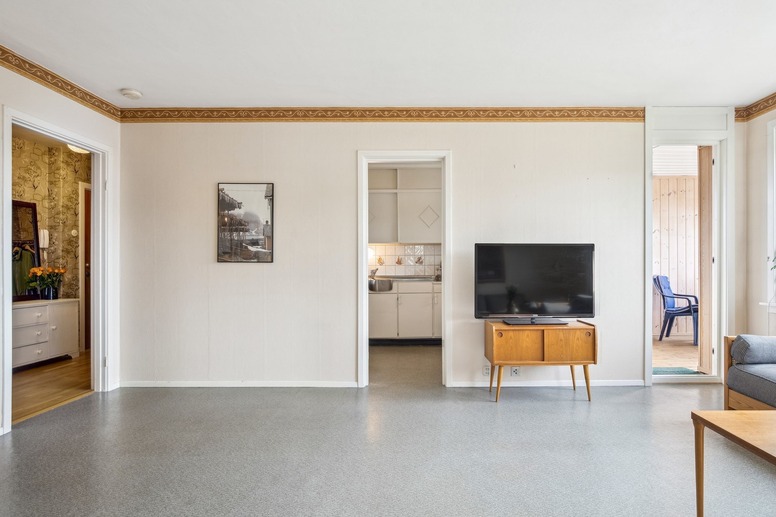 Fra stuen er det utgang til en sørvendt innglasset balkong. Galleribilde