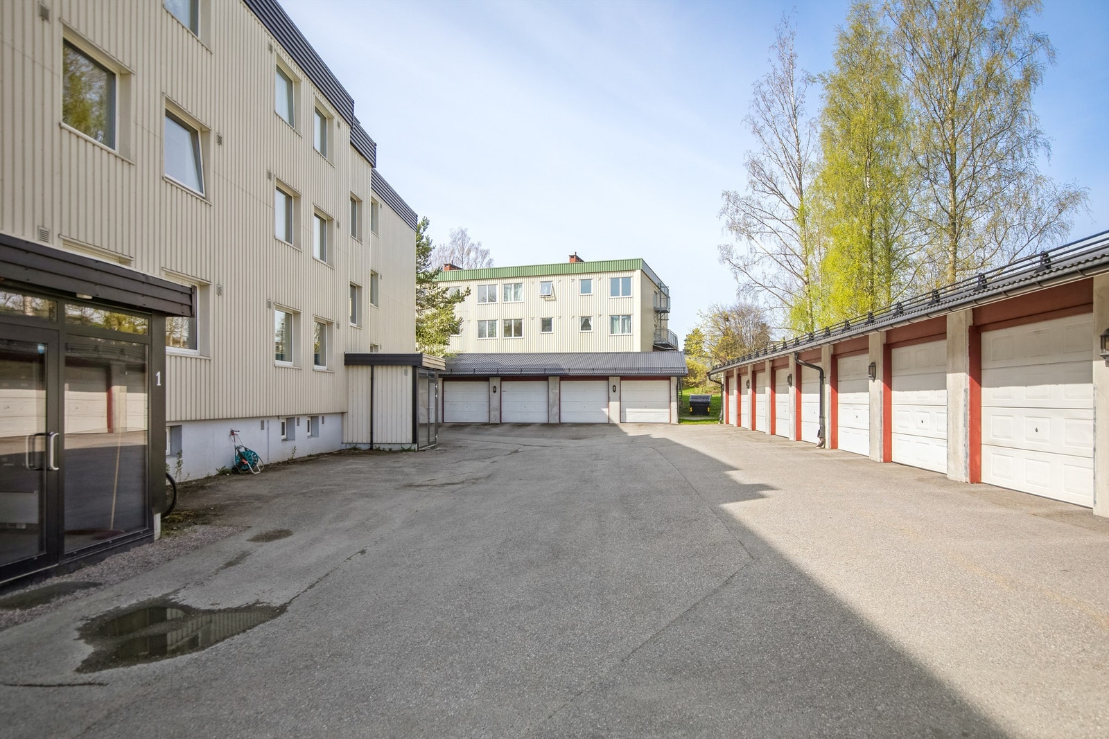 Kort veg til parkering med felles garasjeanlegg rett utenfor inngangspartiet. Galleribilde