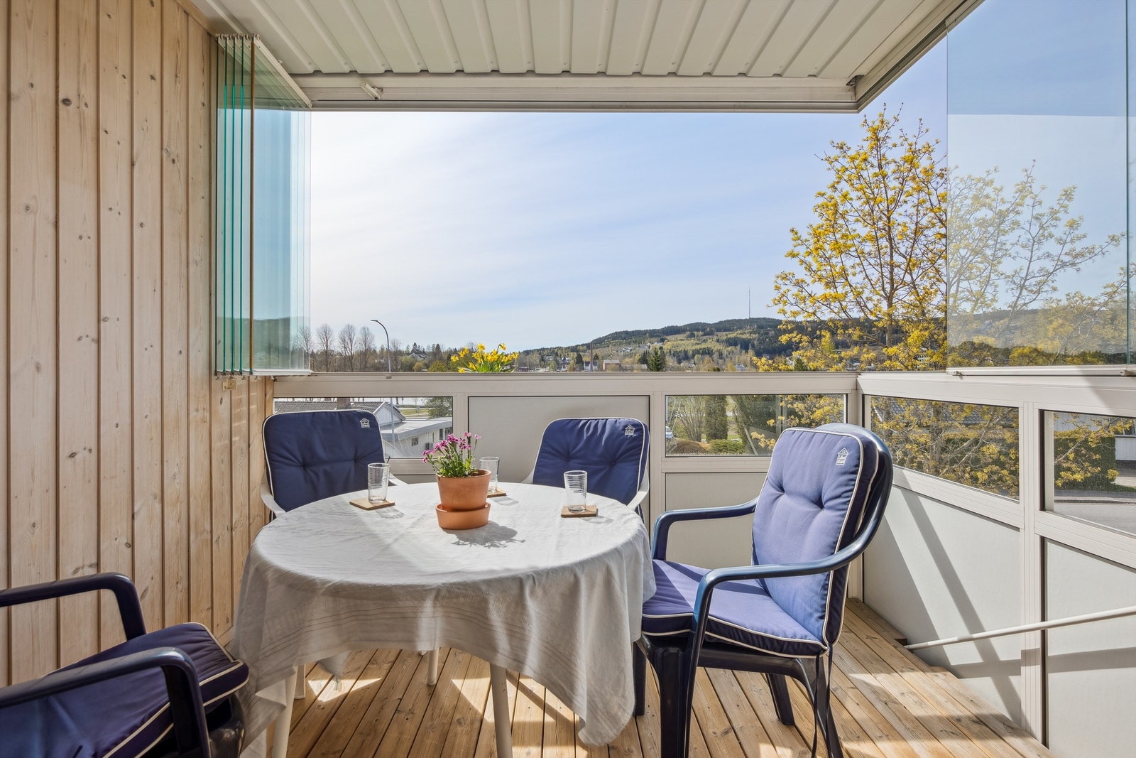 Solrik balkong utenfor stuen med vinduer som kan skyves helt til side på varme sommerdager. Galleribilde