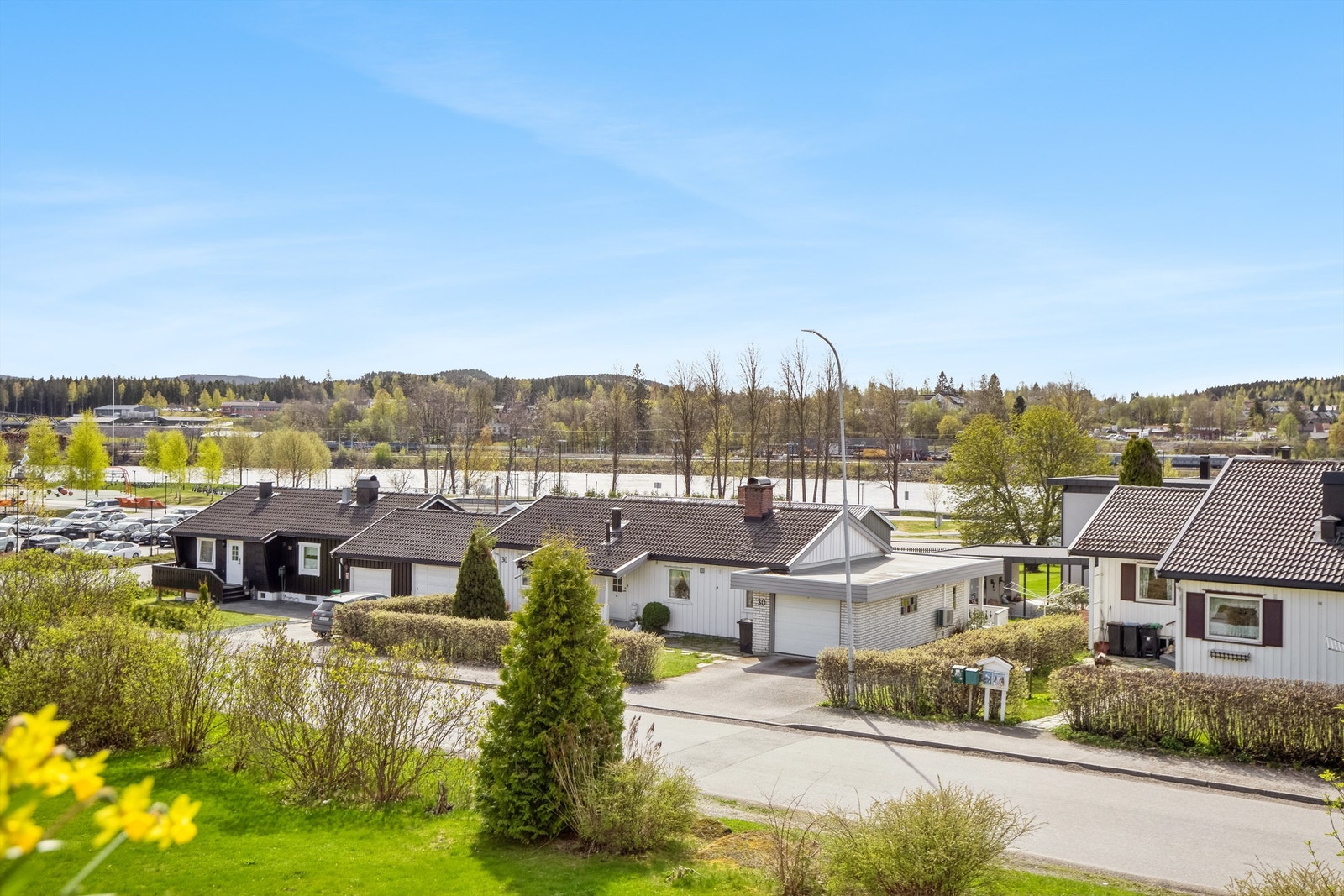 Flott utsikt fra leiligheten mot Glomma, skateparken og strandpromenaden. Galleribilde