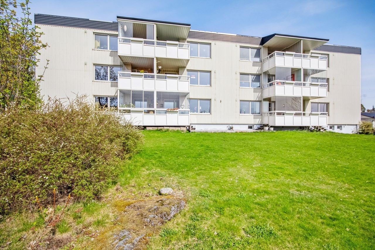 Boligblokka ligger i sydskrående område, og har et pent opparbeidede uteareal med plen og diverse prydbusker. Gode solforhold! Galleribilde