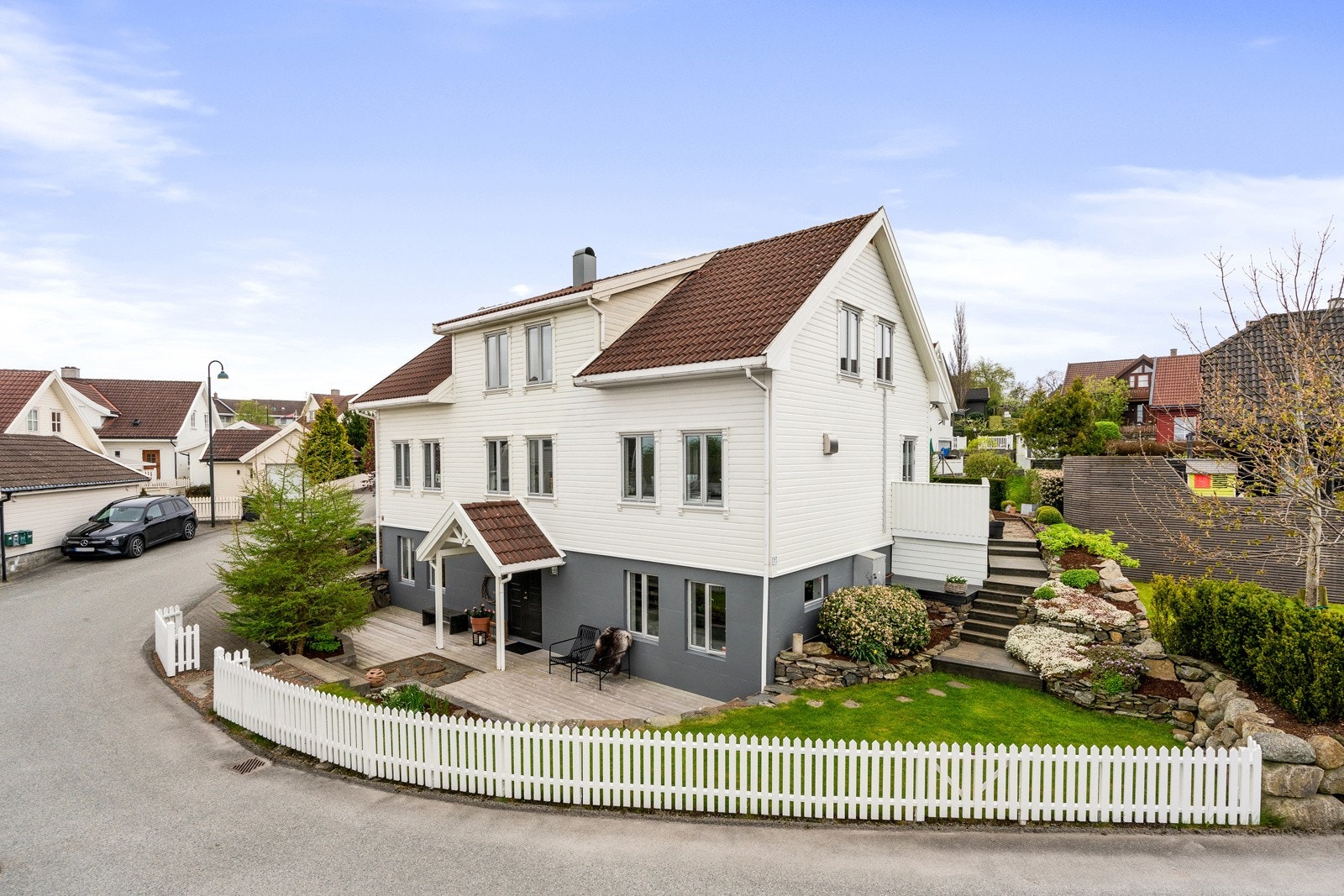 Fantastisk beliggenhet med alt familien trenger - kort vei til barnehage, skoler og et bredt tilbud av fritidsaktiviteter for både store og små. Galleribilde