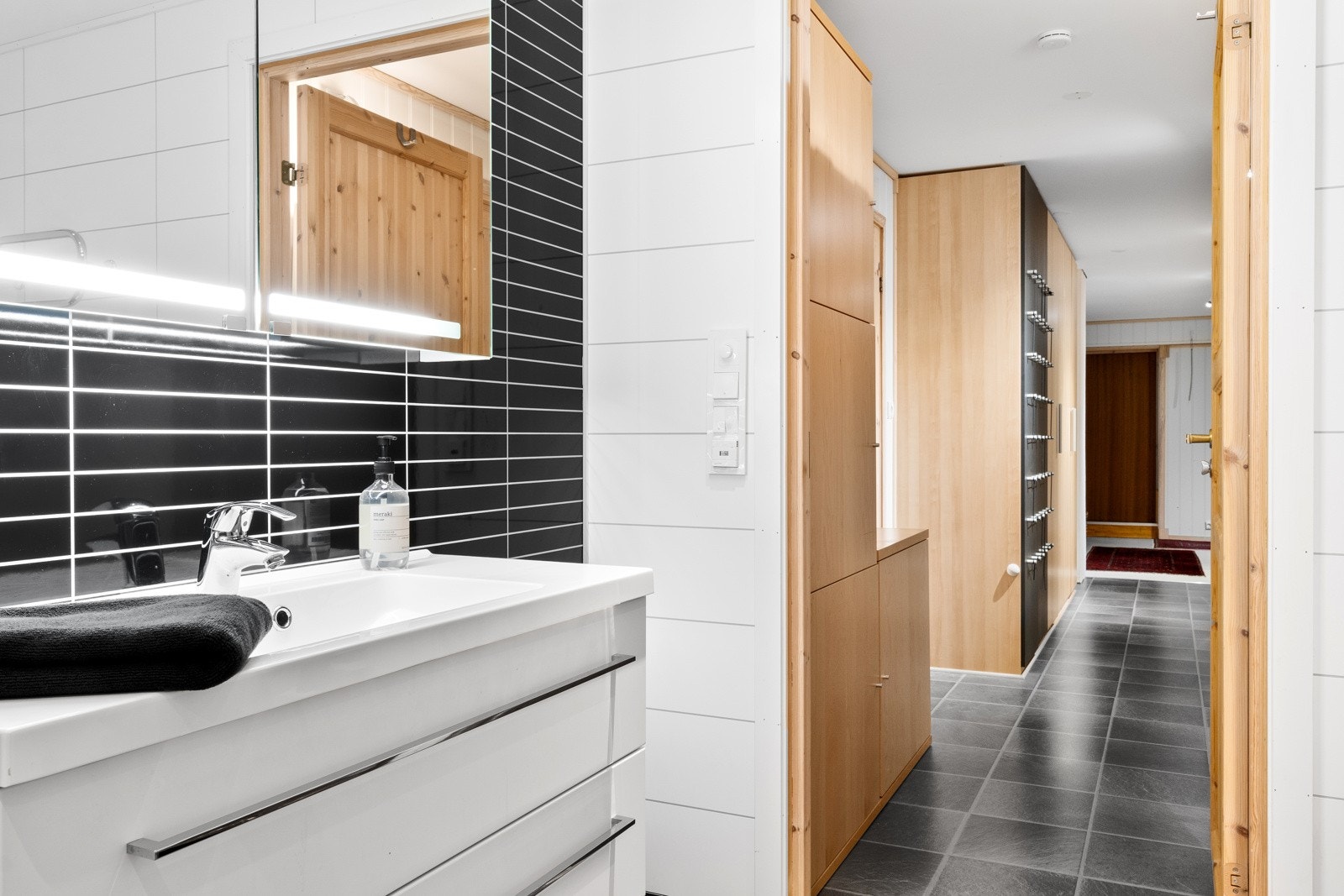 Det er 3 boder i underetasjen. Den ene boden er innredet som matbod med Ikea kjøkkeninnredning med vin og fryseskap. Galleribilde