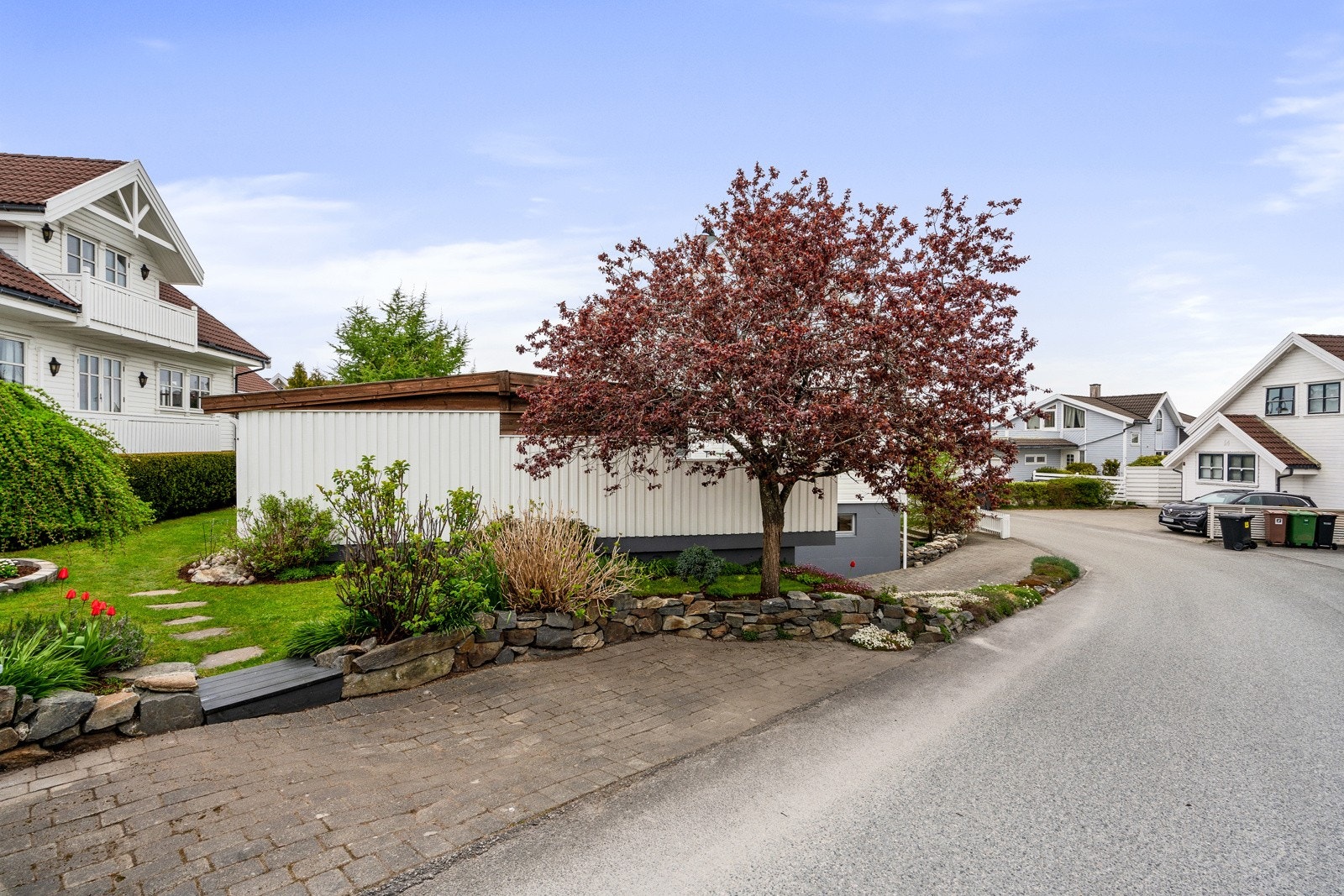 Ekstra parkeringsplass ved inngangen til hagen gjør det lett for både beboere og gjester. Galleribilde