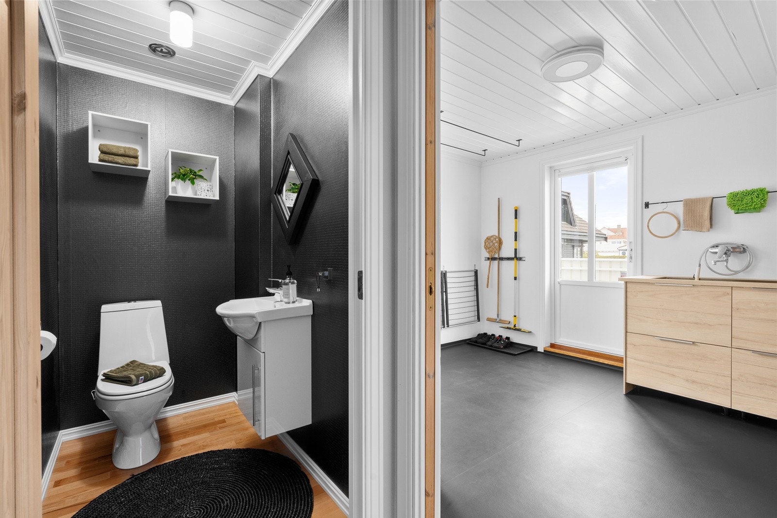 Gjestetoalett med moderne innredning og smakfulle materialvalg - et gjennomført rom som gir et godt førsteinntrykk. Galleribilde