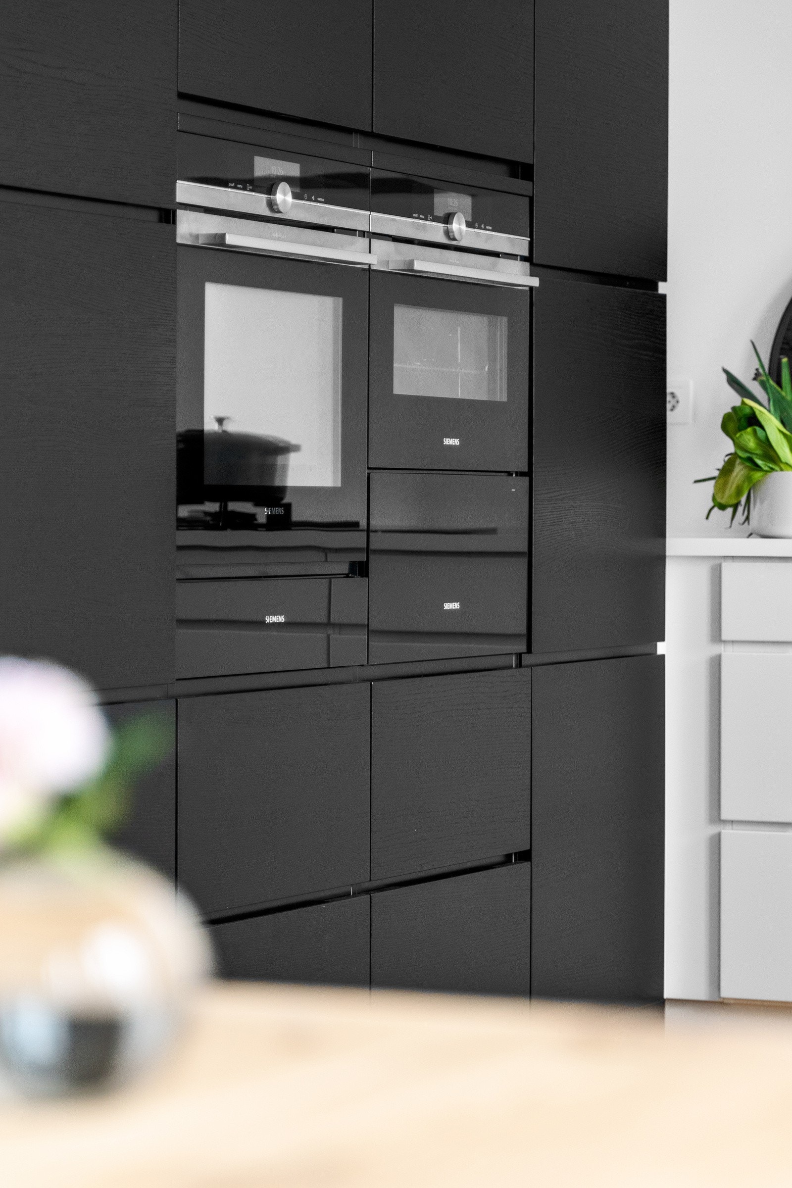 Her har man tenkt på det meste: ekstra dype skuffer og benkeplate, stor vask (70x40), Siemens platetopp (gass/induksjon) og Siemens stekeovn med dampfunksjon, micro og varmeskuff. Galleribilde