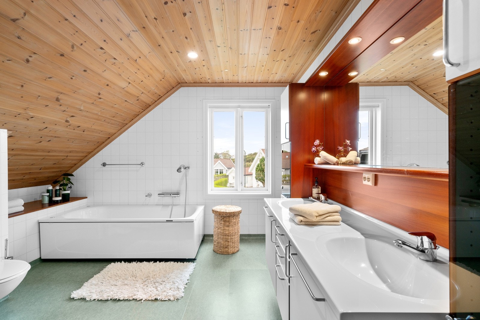 Baderomsinnredning med to vasker og høyskap. Vaskesjakt fra badet i 2.etg og til vaskerom. Galleribilde