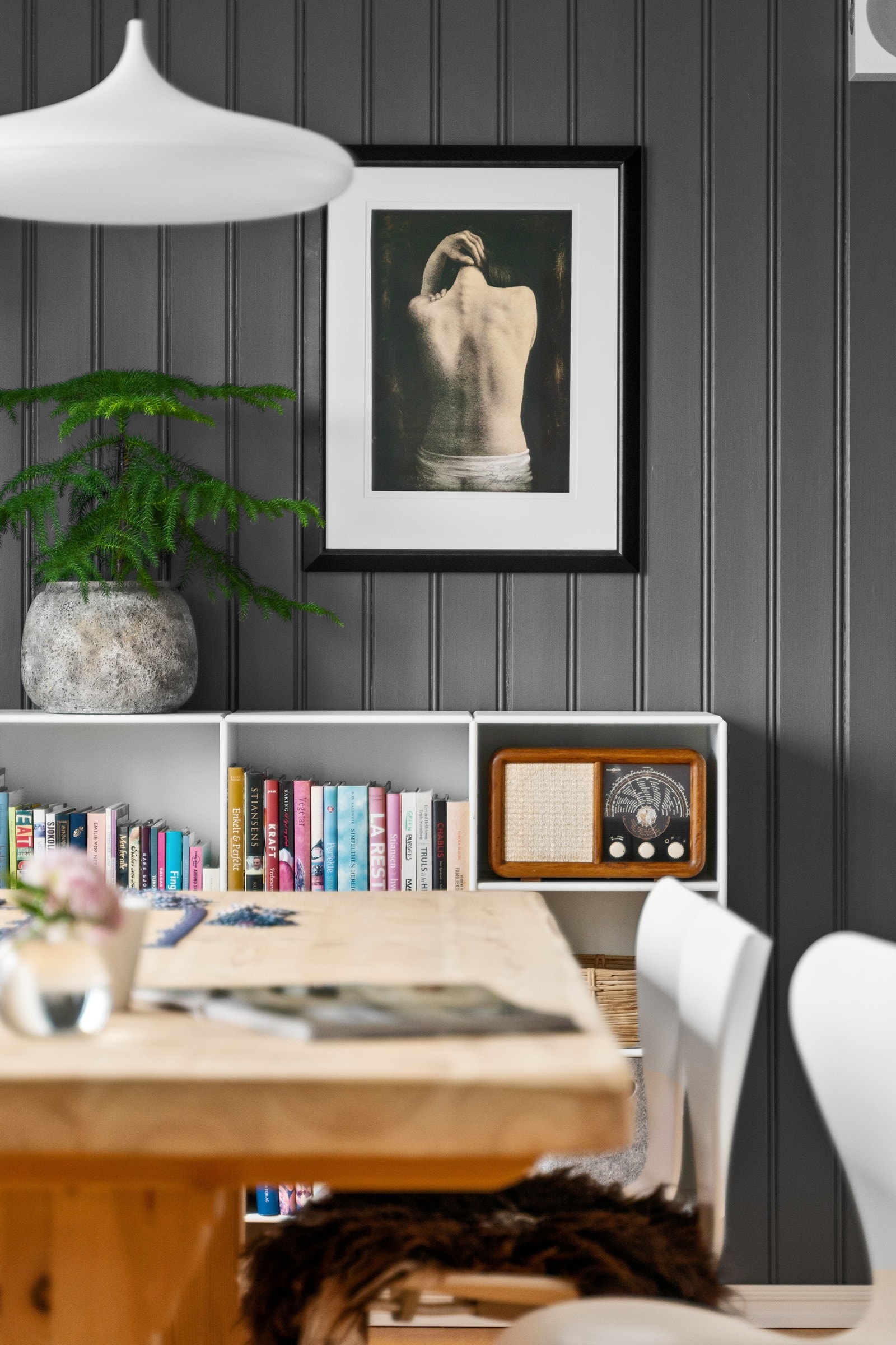 Spiseplassen ligger i naturlig tilknytning til kjøkkenet - en innbydende sone for både hverdagsmåltider og lange middager med venner. Galleribilde