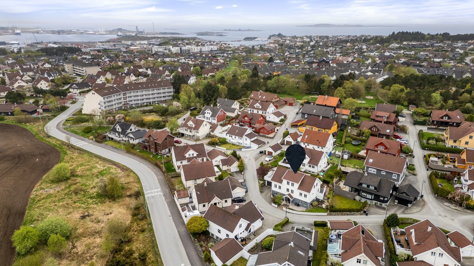 Tett på naturen med turområder rett utenfor døren, samtidig som du har alt av nødvendige fasiliteter like i nærheten. Galleribilde