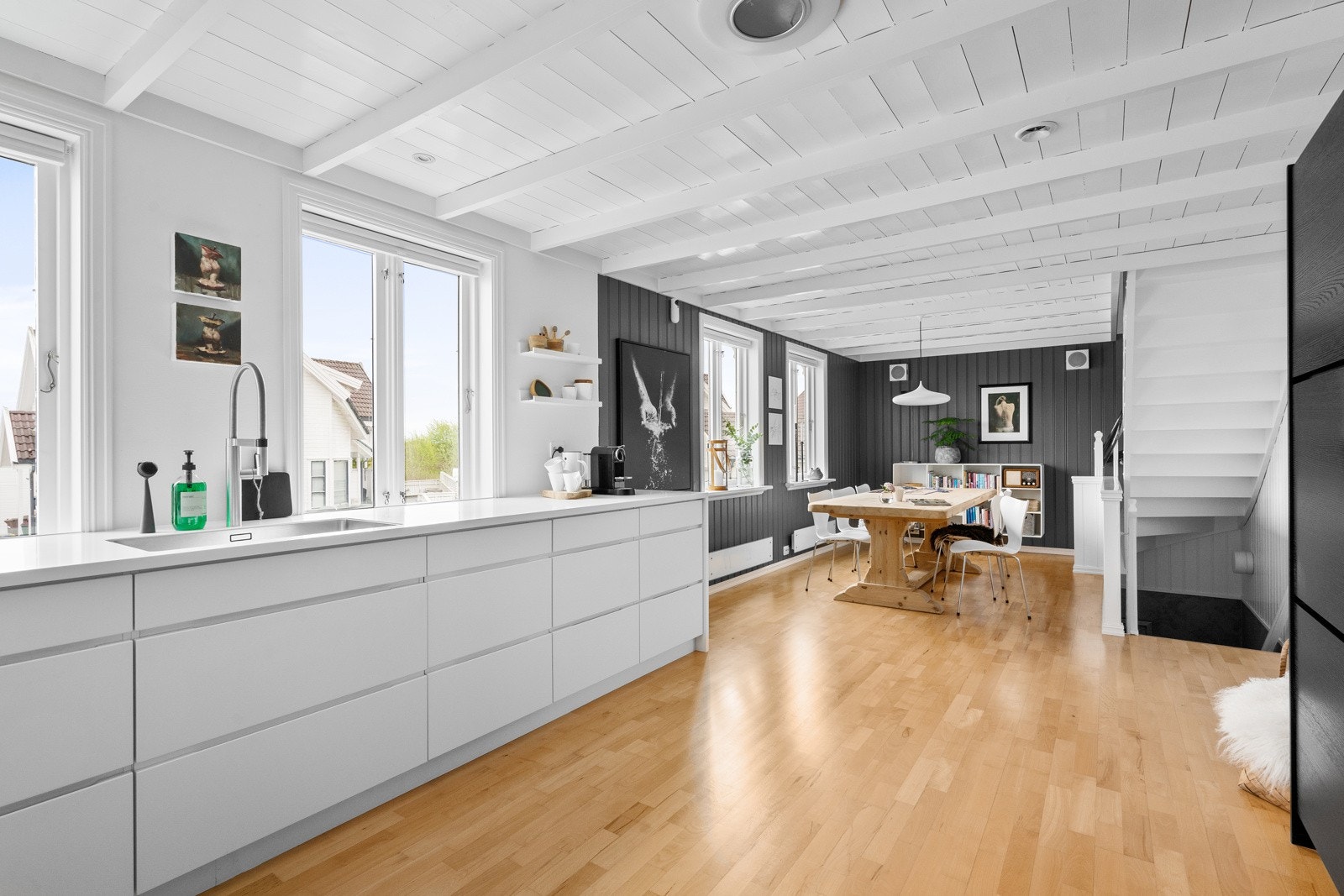 Lekker kjøkkenavdeling med stilrene løsninger og god arbeidsflyt - her ligger alt til rette for både hverdagsmat og festmiddag Galleribilde