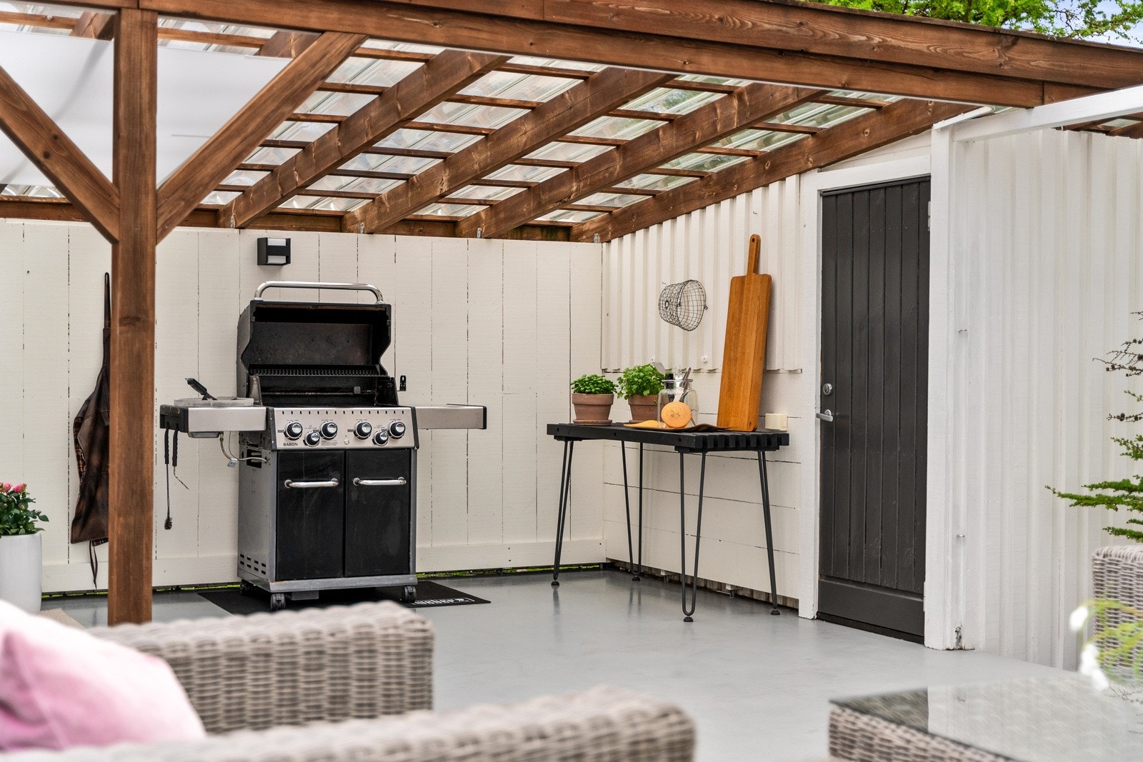 Trivelig uteområde med halvtak som gir ly for både sol og regn - en lun og skjermet plass som forlenger utesesongen. Galleribilde