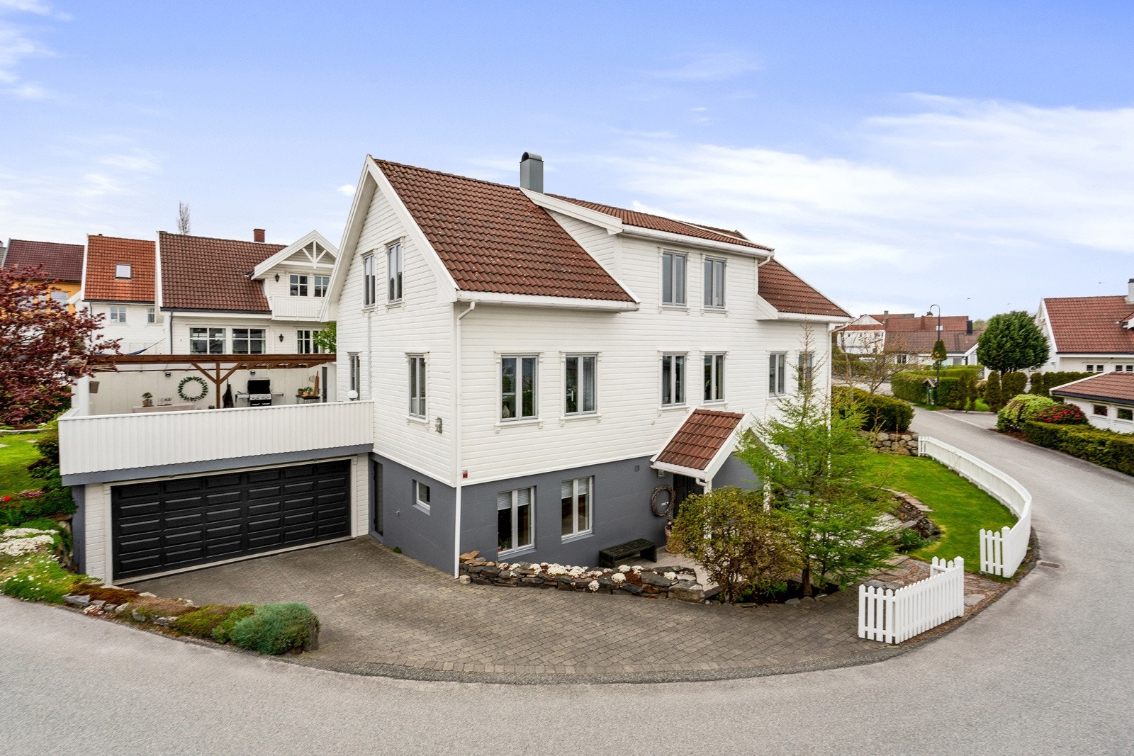 Boligen har en svært pent uttrykk og er omkranset av et pent stakittgjerde. Galleribilde