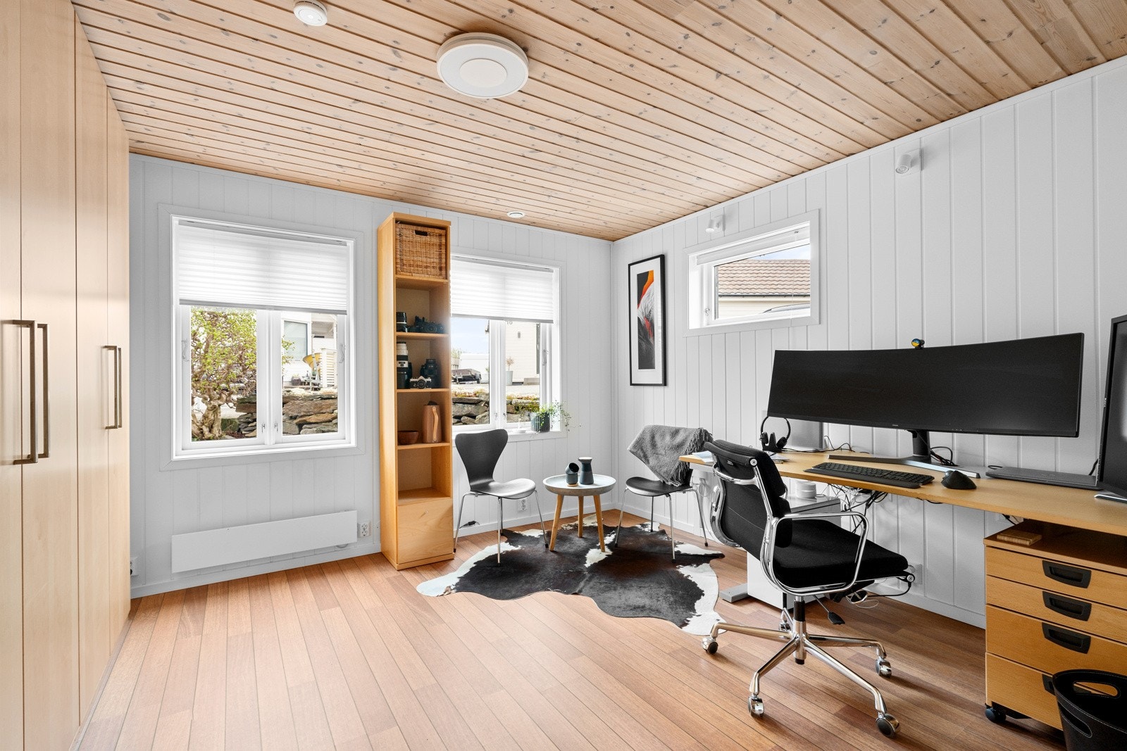 Soverom 5, i dag benyttet som kontor. Rommet er av god størrelse. Galleribilde