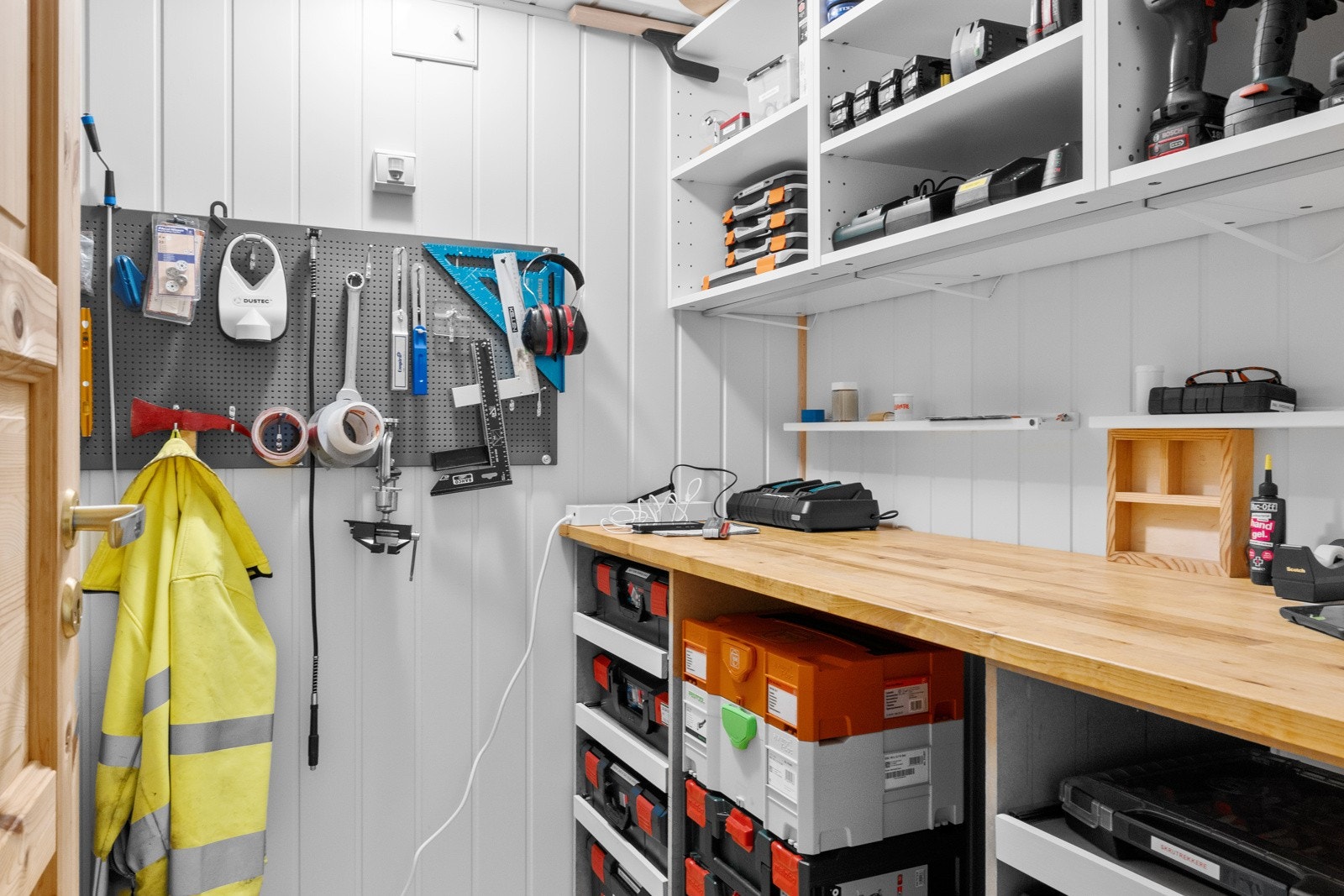 Bod nr. 2 innredet som snekkerbod. Bod nr. 3 er teknisk rom hvor ventilasjonsanlegget og VVB er plassert. Galleribilde