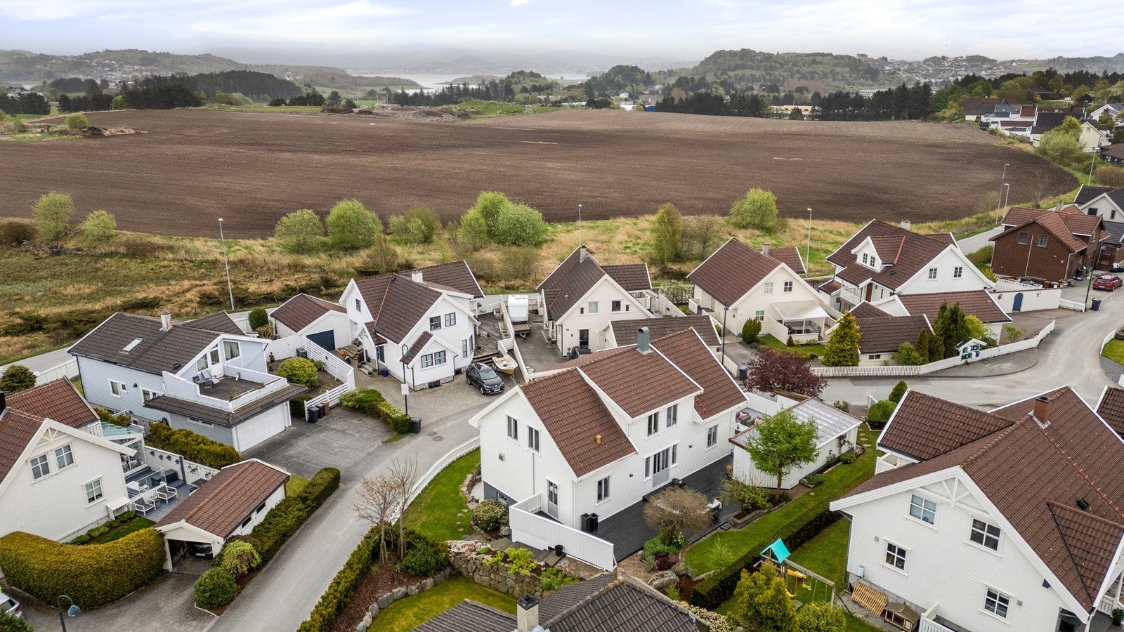 Kort vei til både Stavanger og Sandnes med buss, samt rask tilgang til flyplassen - perfekt for deg som ønsker en god kombinasjon av ro og urban nærhet. Galleribilde