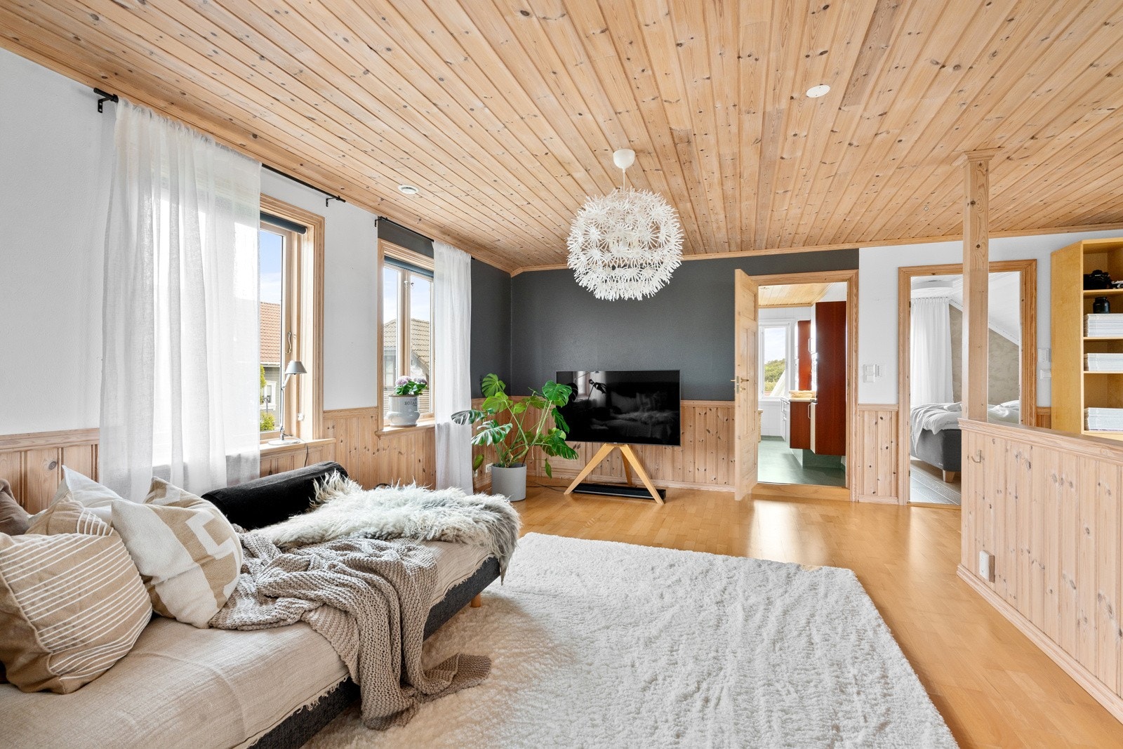 Stor, luftig og lys loftsstue. I dag brukt som TV stue. Galleribilde