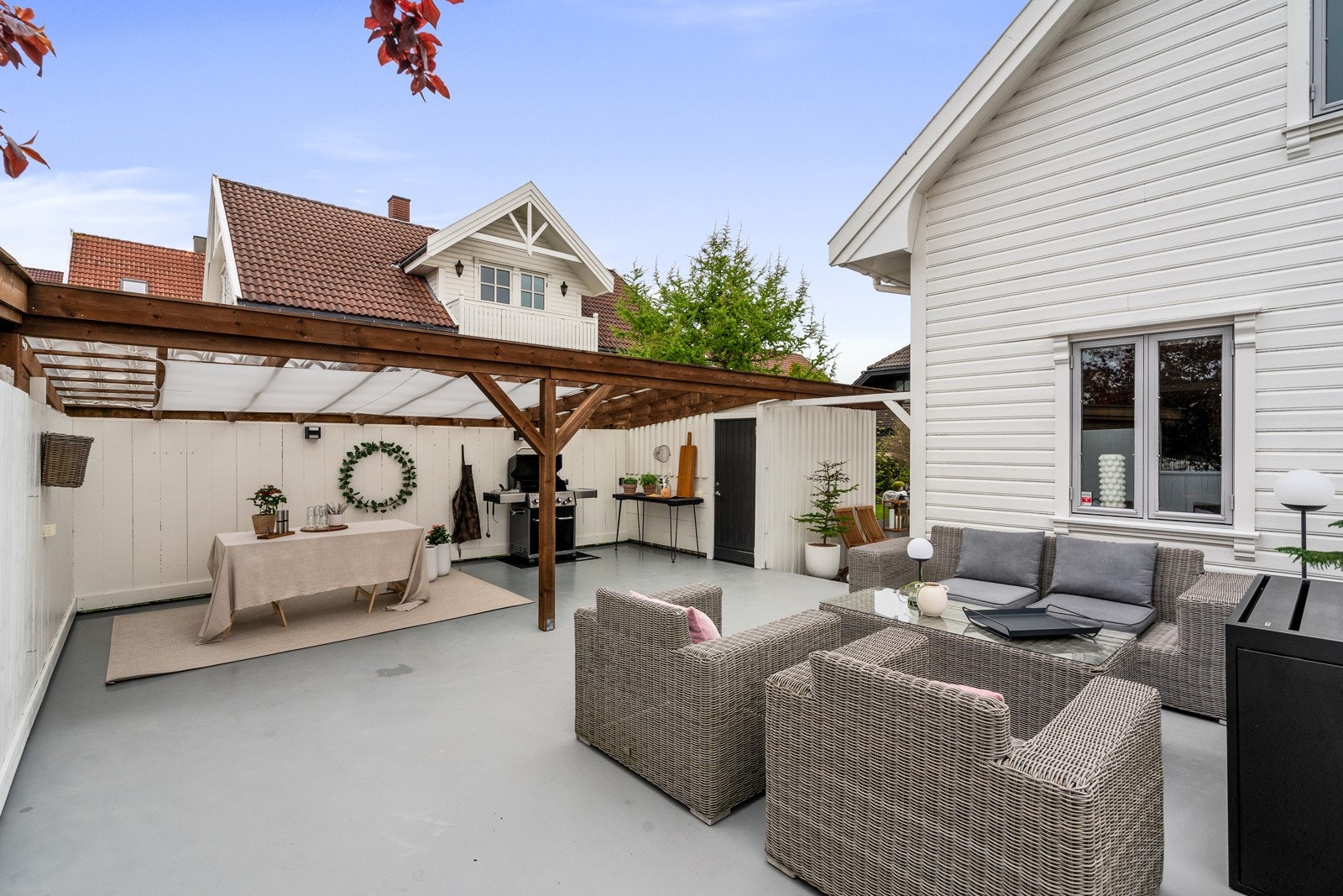 Skjermet og solrikt uteområde med gode solforhold gjennom dagen - perfekt for rolige morgenstunder, sosiale sammenkomster og lange sommerkvelder. Galleribilde