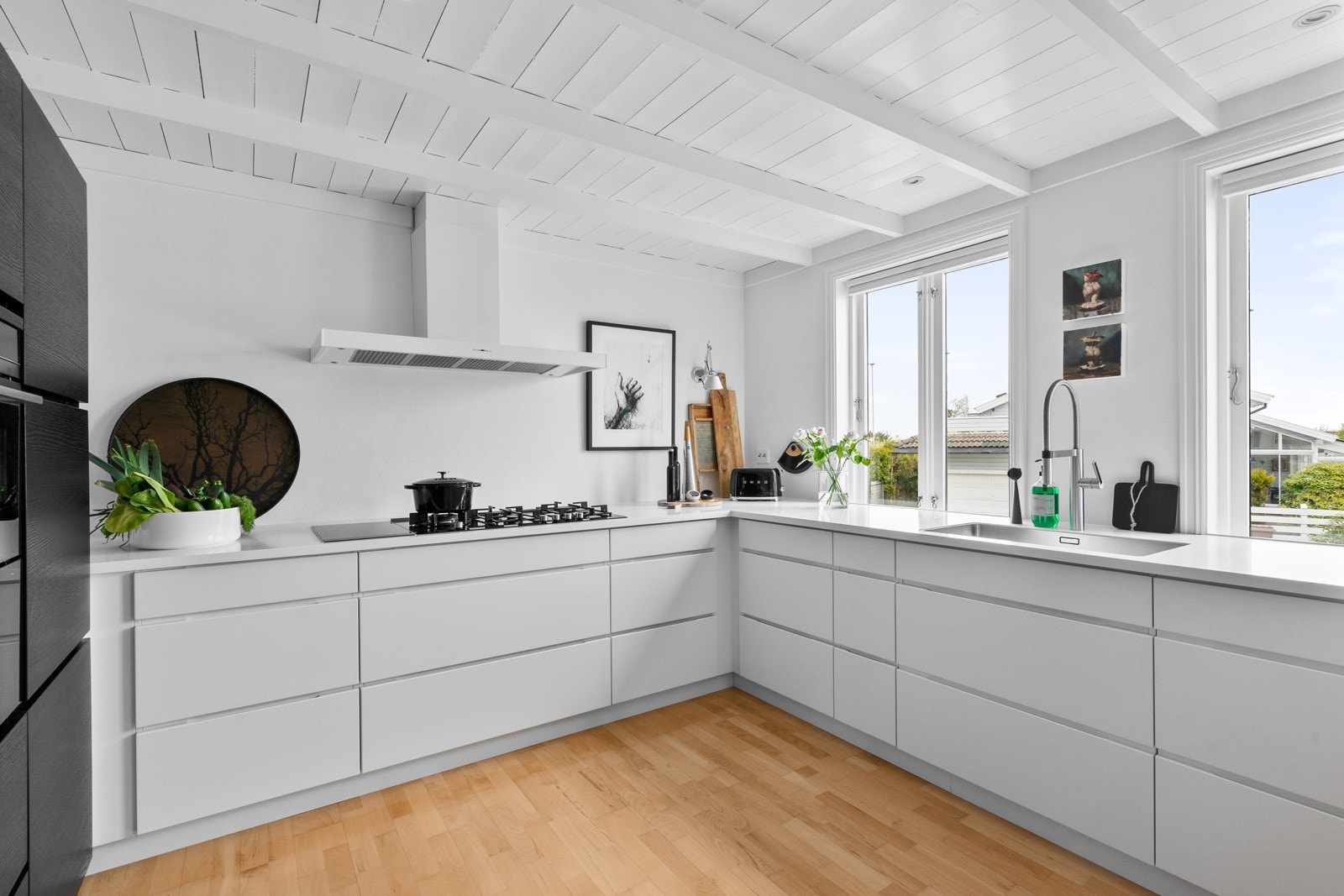 Karakteristiske hvite bjelker i taket og flotte vindusflater som slipper inn rikelig med dagslys - en herlig kombinasjon av sjarm og funksjonalitet. Galleribilde