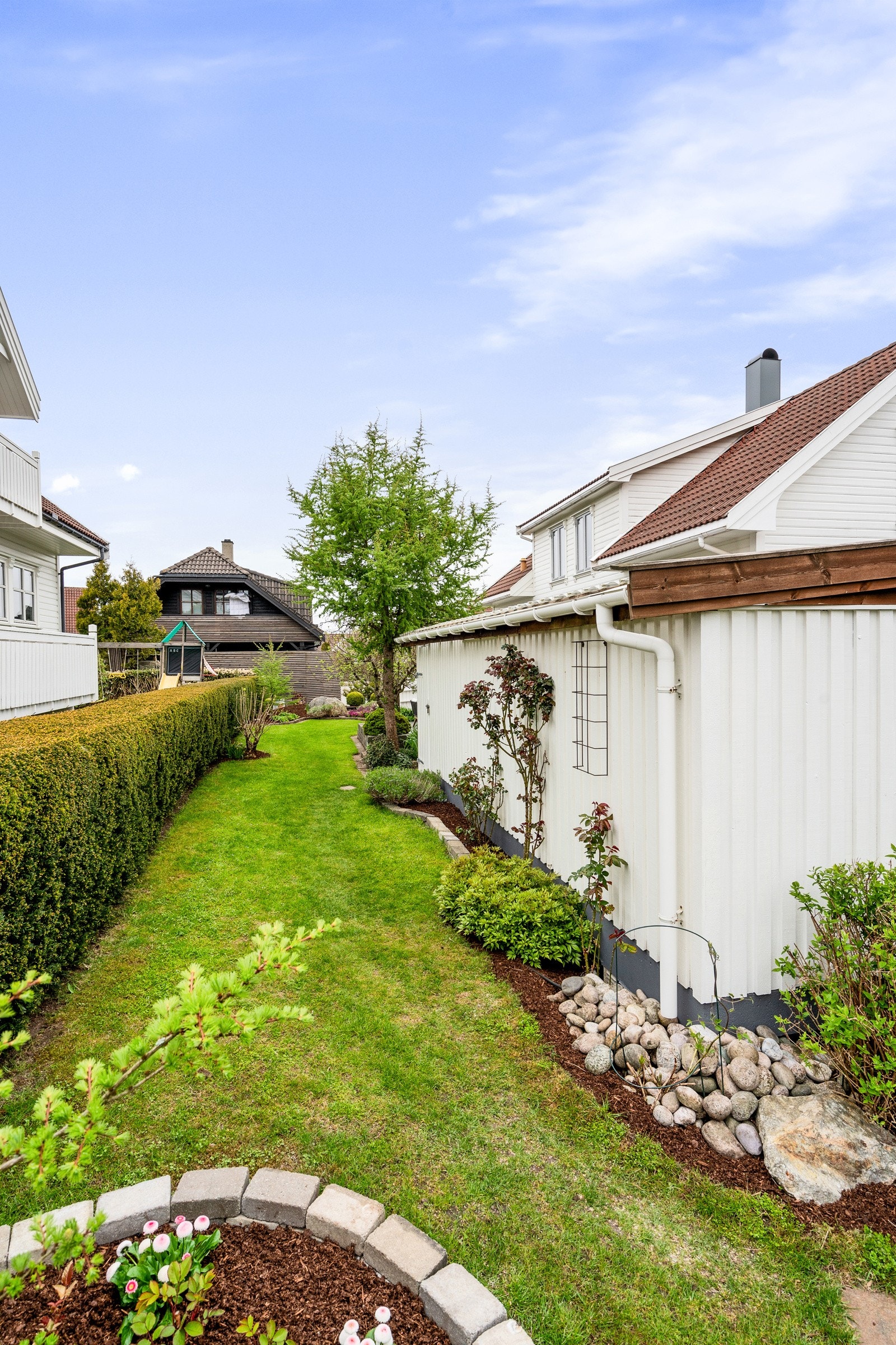 Hagen er fint opparbeidet og består av mye stauder, trær, løker og blomster som blomstrer gjennom hele årstiden. Man finner også et lite epletre som bærer mye frukt. Galleribilde