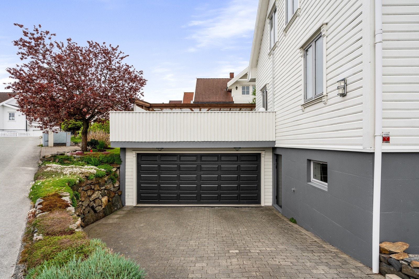 Dobbel garasje med inngang direkte til kjellerrom. Garasjeport med wifi og app-styring. Galleribilde