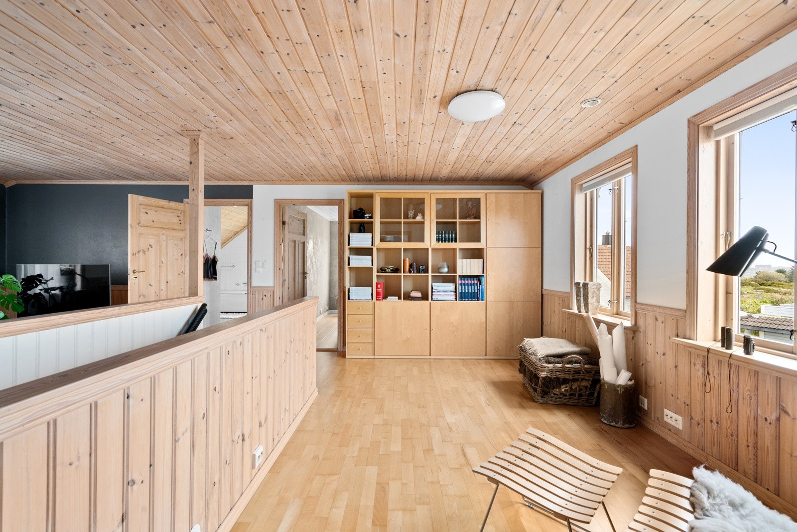 Loftsetasjen rommer tre soverom, loftstue og bad - en fleksibel og familievennlig planløsning med plass til både privatliv og felleskap. Galleribilde